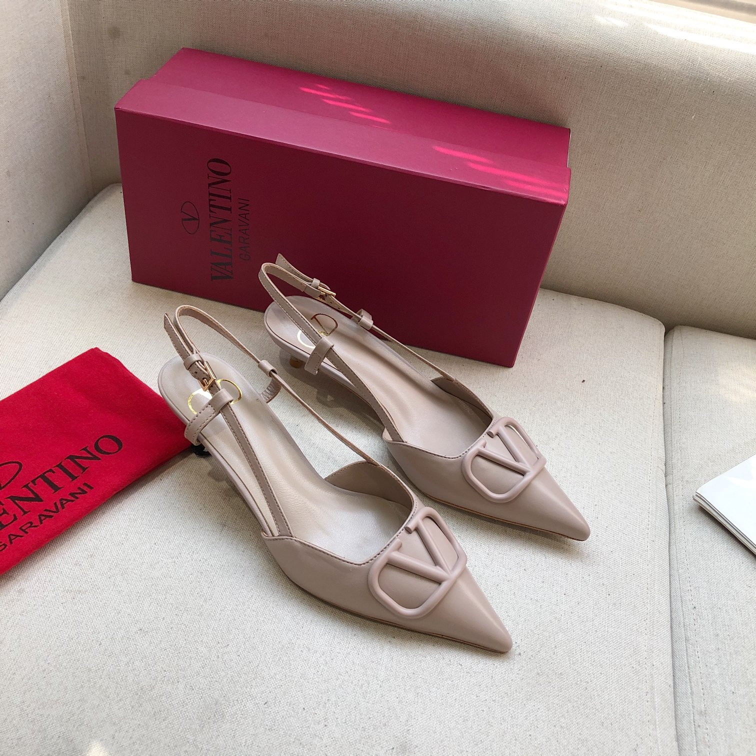 Valentino. Valentino gran hebilla v zapatos individuales contador última serie Versión genuina de lo