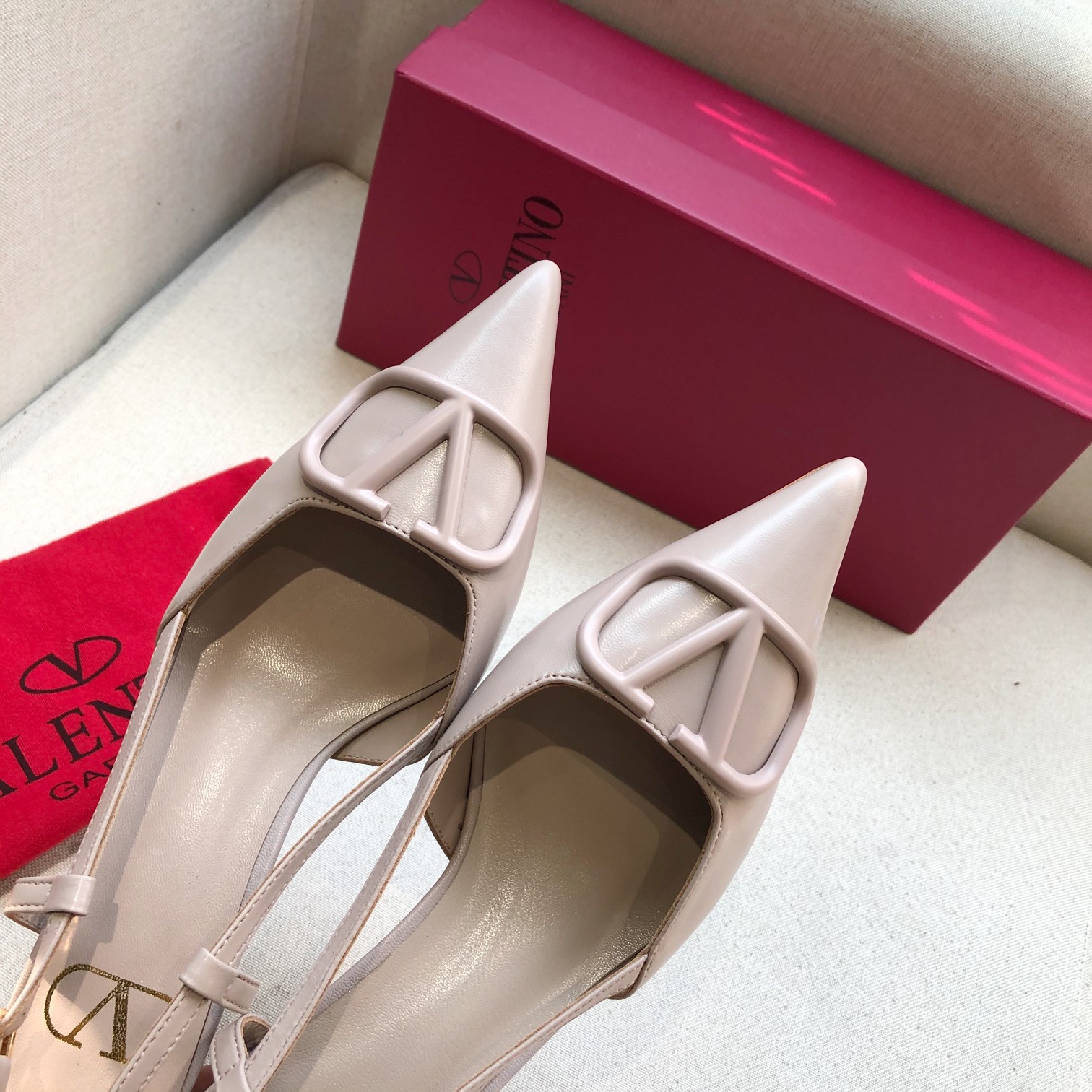 Valentino. Valentino gran hebilla v zapatos individuales contador última serie Versión genuina de lo