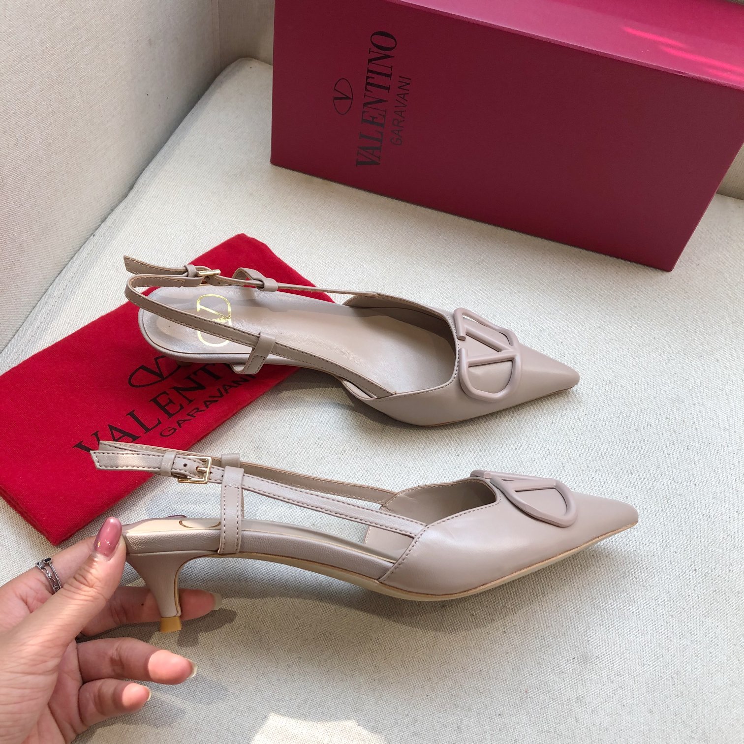 Valentino. Valentino gran hebilla v zapatos individuales contador última serie Versión genuina de lo