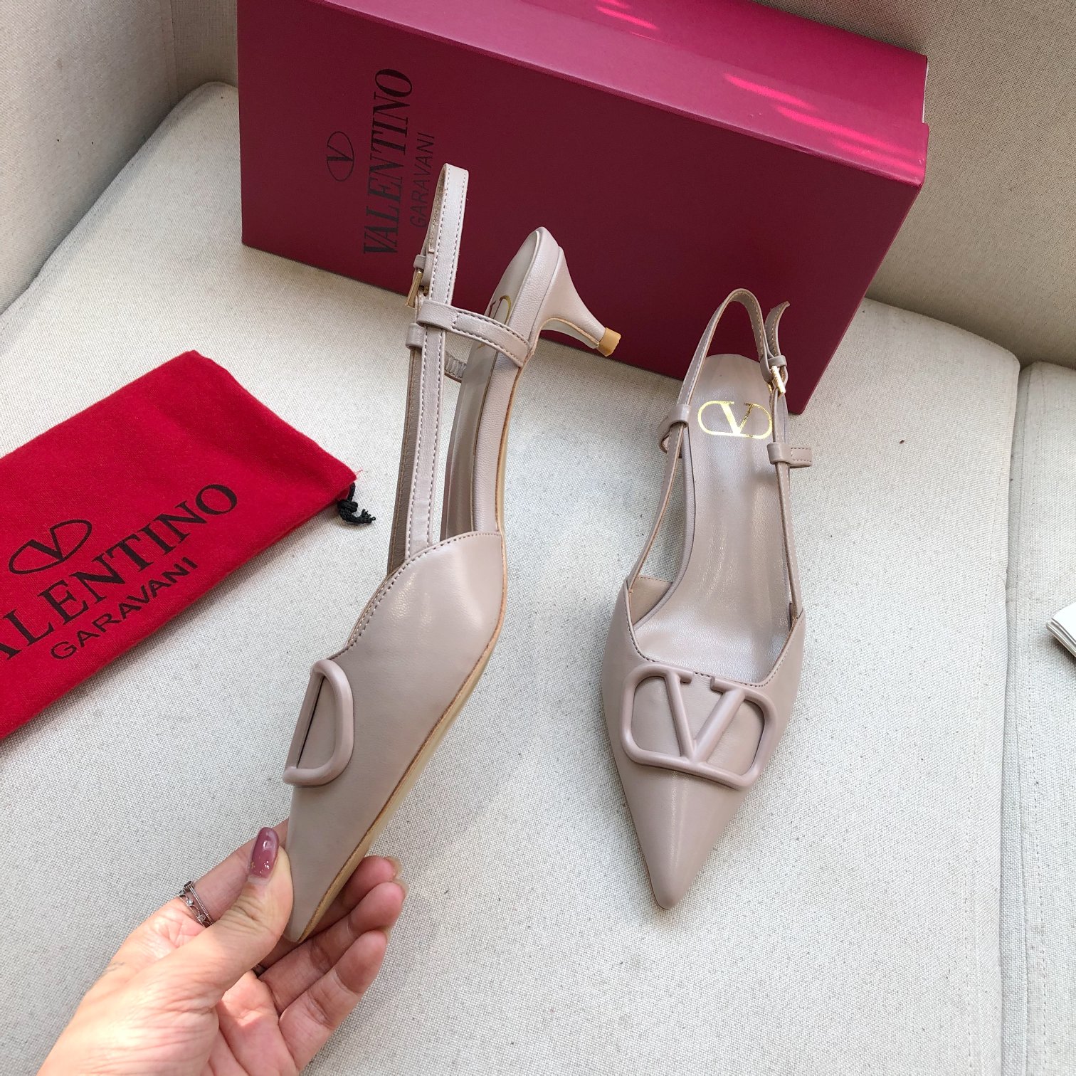 Valentino. Valentino gran hebilla v zapatos individuales contador última serie Versión genuina de lo