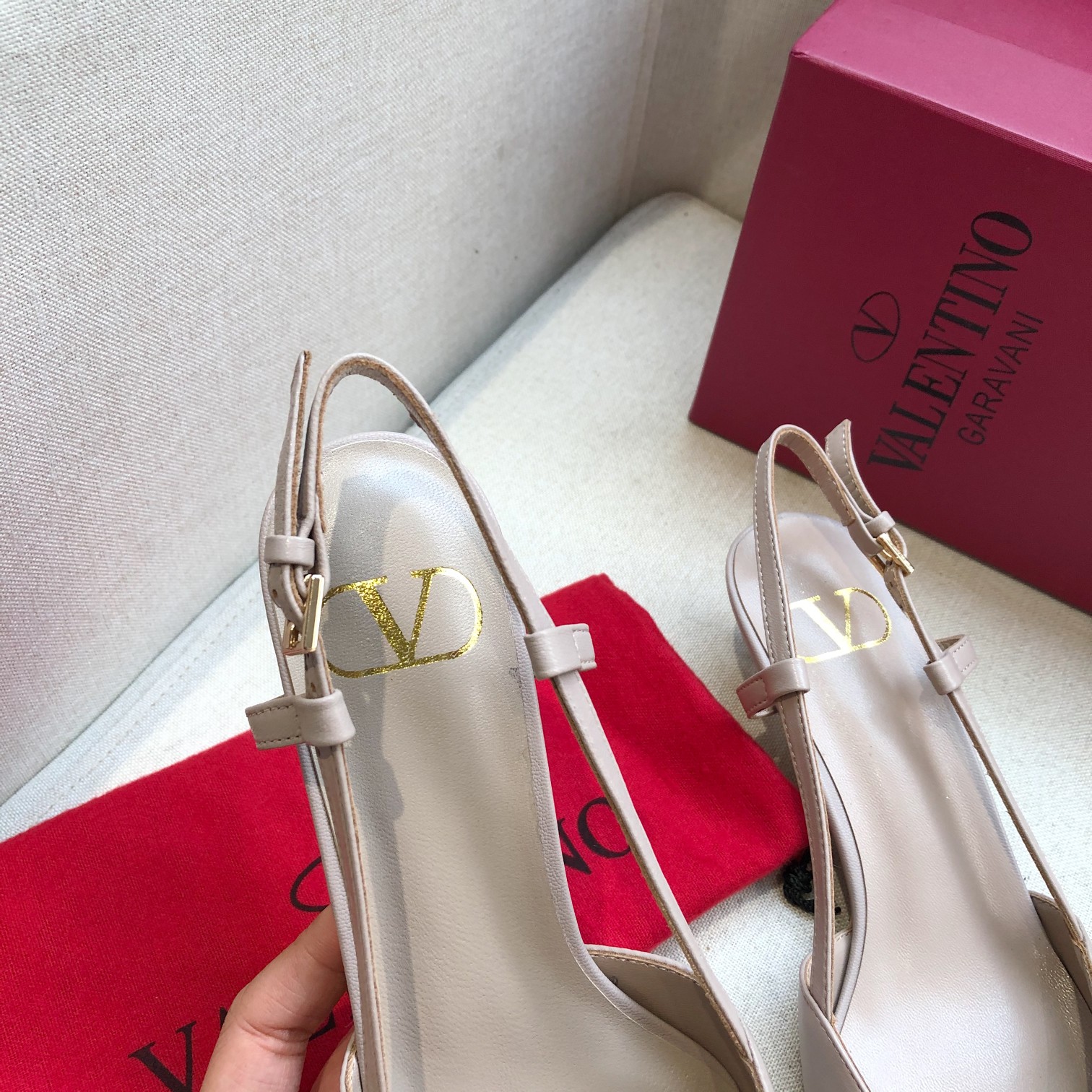Valentino. Valentino gran hebilla v zapatos individuales contador última serie Versión genuina de lo