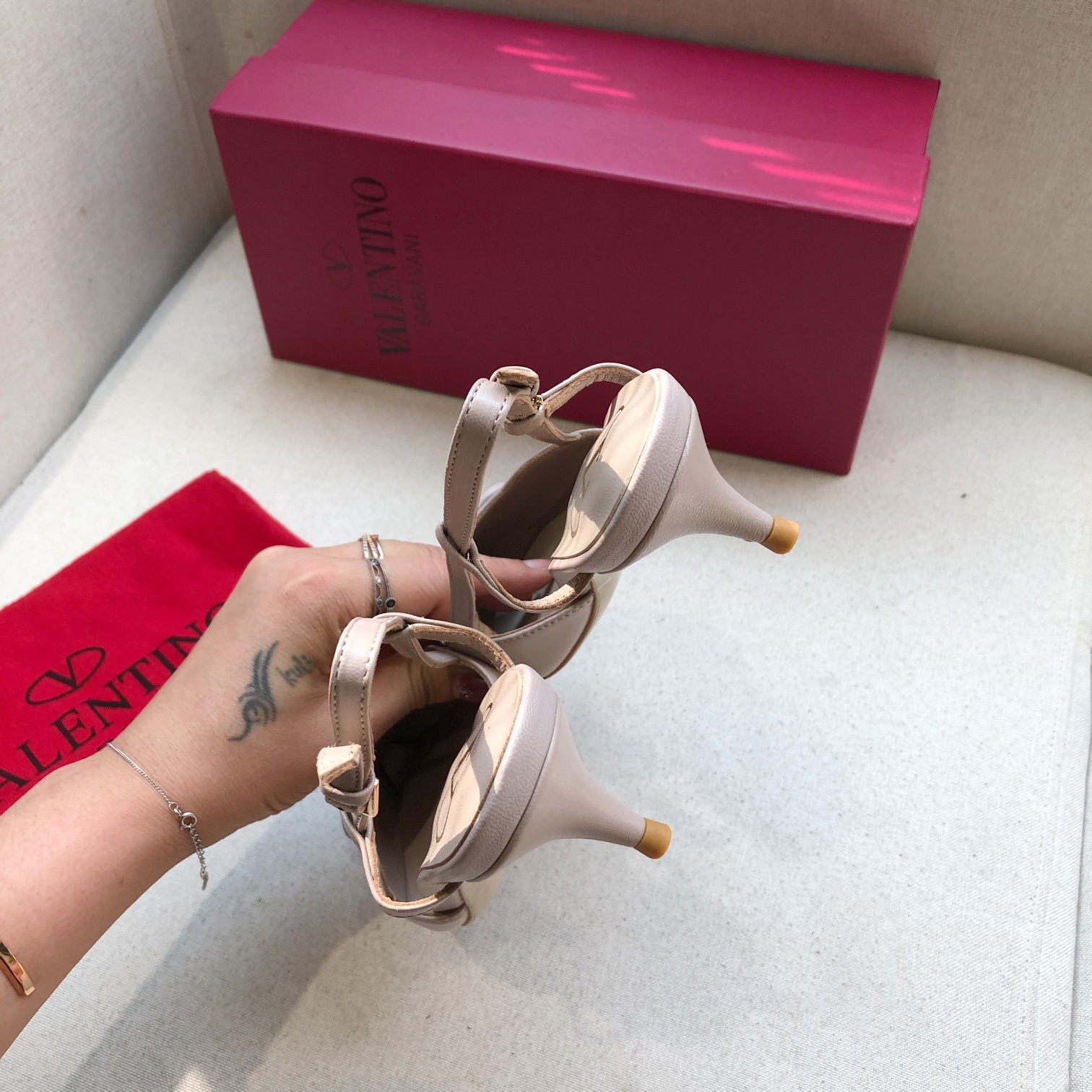 Valentino. Valentino gran hebilla v zapatos individuales contador última serie Versión genuina de lo