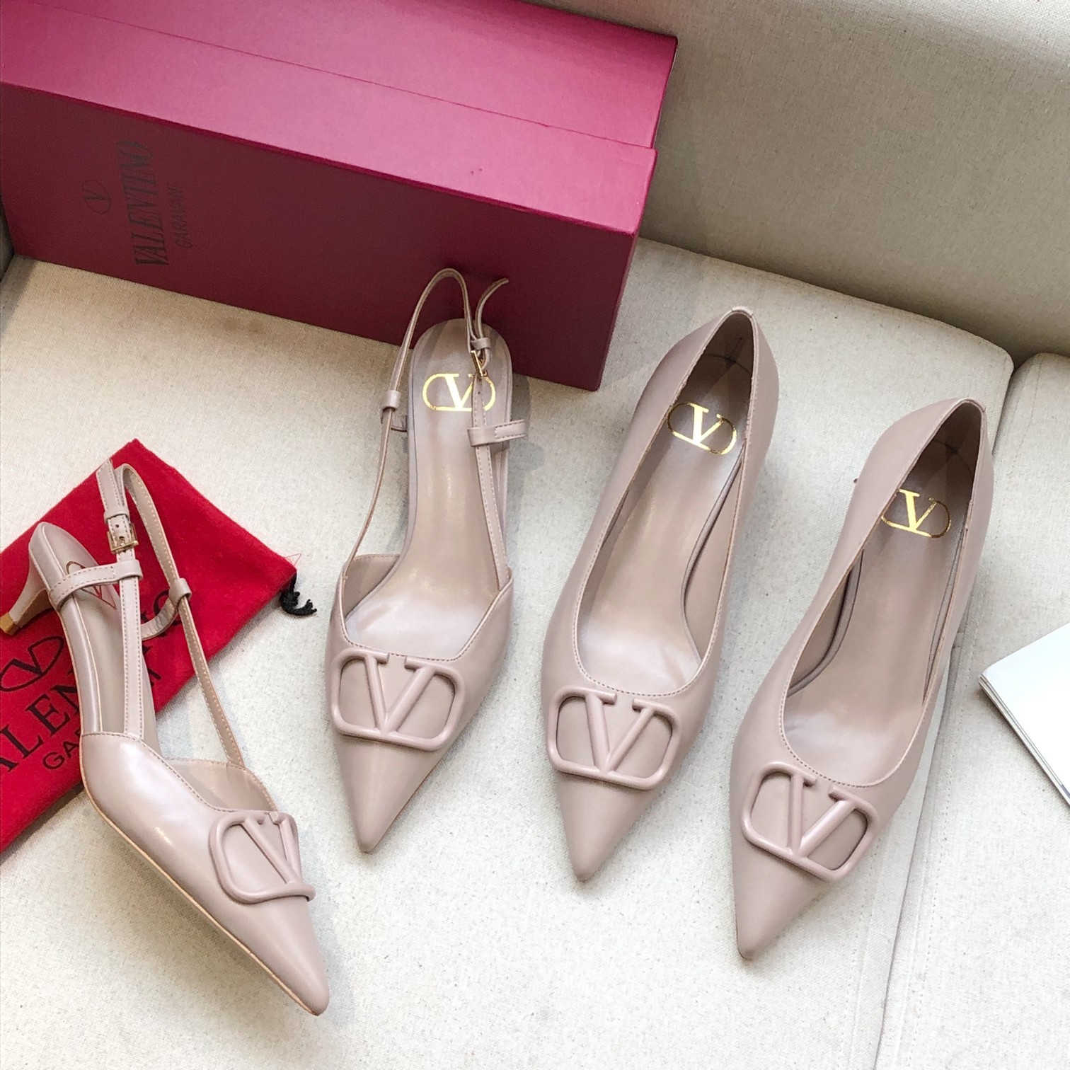 Valentino. Valentino gran hebilla v zapatos individuales contador última serie Versión genuina de lo