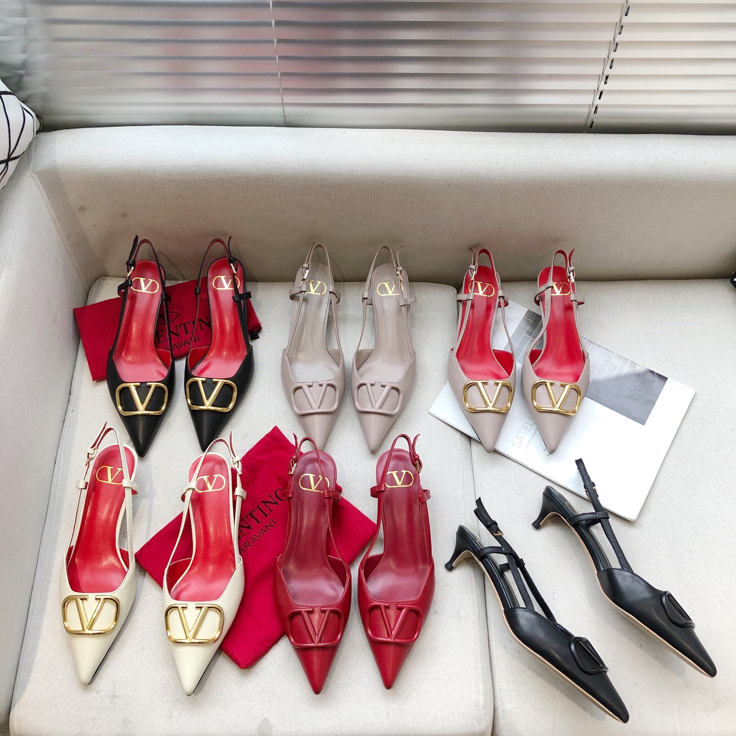 Valentino. Valentino gran hebilla v zapatos individuales contador última serie Versión genuina de lo