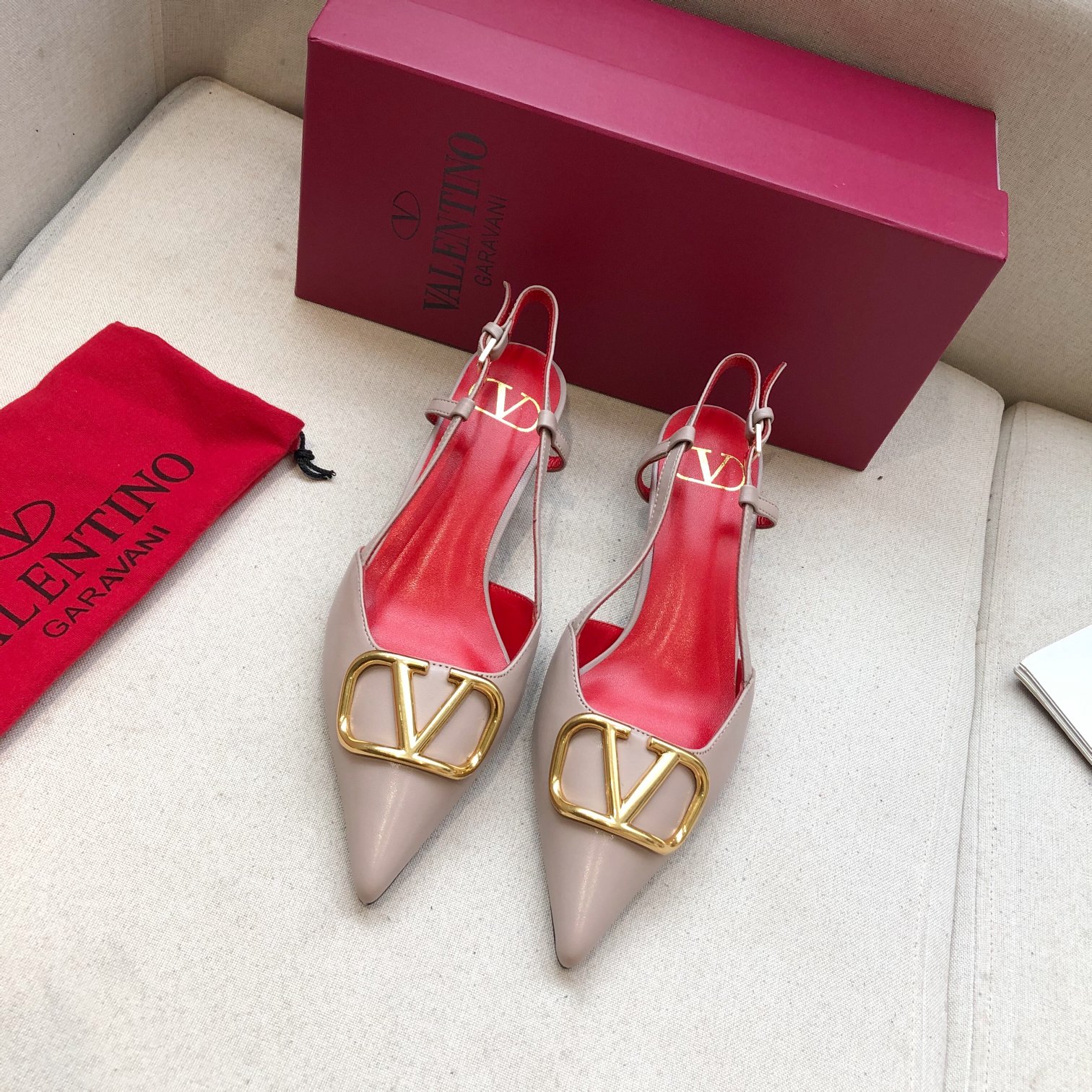Valentino. Valentino gran hebilla v zapatos individuales contador última serie Versión genuina de lo