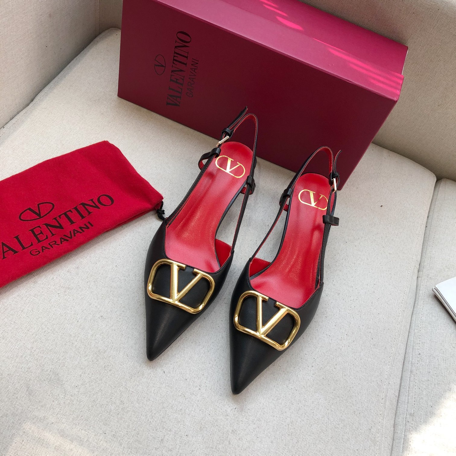 Valentino. Valentino gran hebilla v zapatos individuales contador última serie Versión genuina de lo