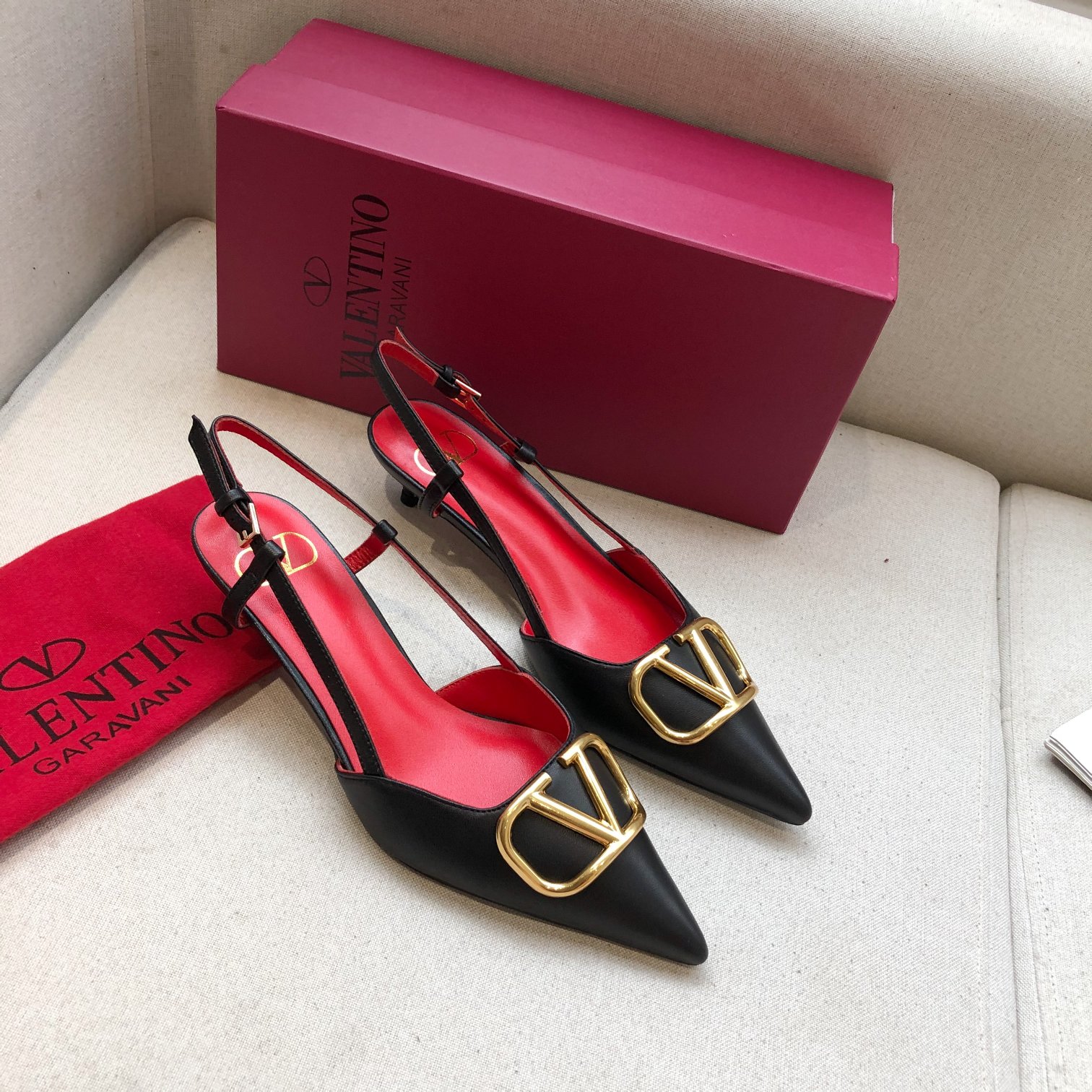 Valentino. Valentino gran hebilla v zapatos individuales contador última serie Versión genuina de lo