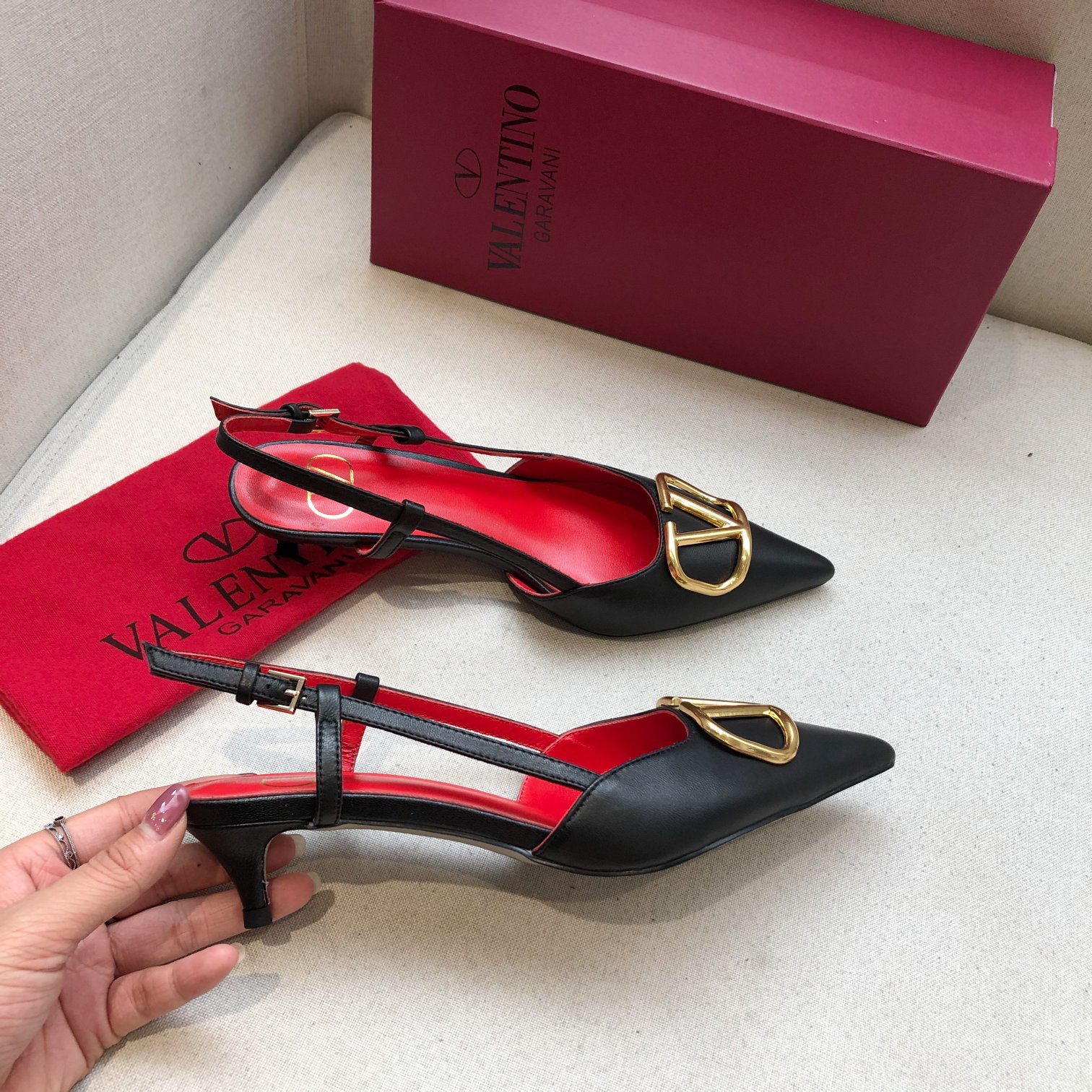 Valentino. Valentino gran hebilla v zapatos individuales contador última serie Versión genuina de lo