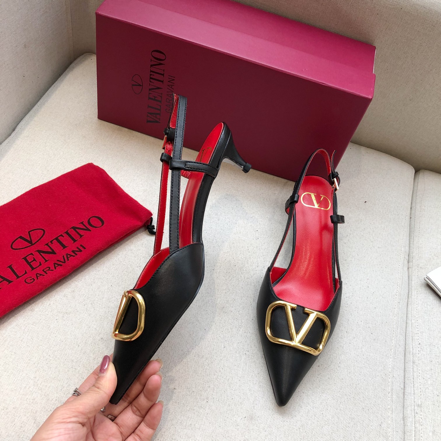 Valentino. Valentino gran hebilla v zapatos individuales contador última serie Versión genuina de lo