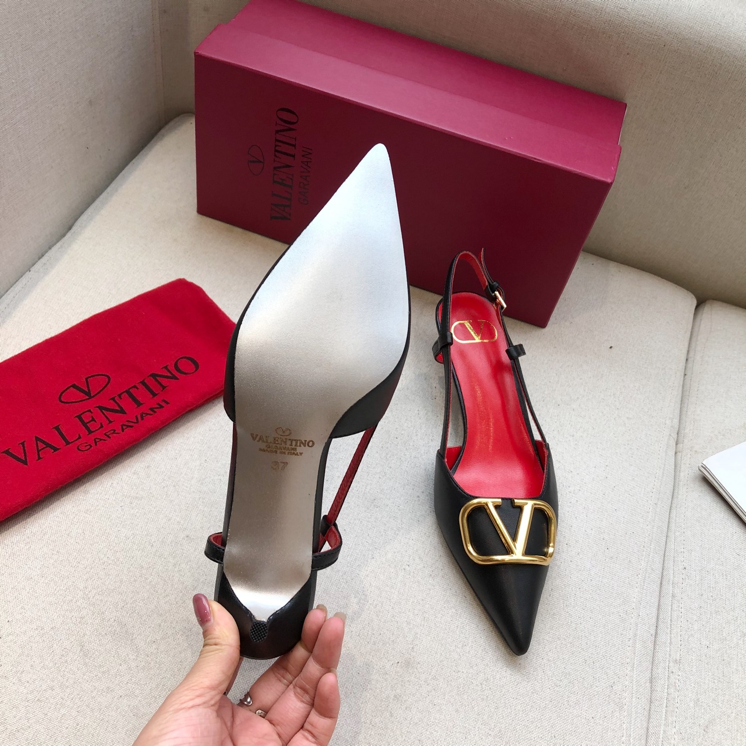 Valentino. Valentino gran hebilla v zapatos individuales contador última serie Versión genuina de lo