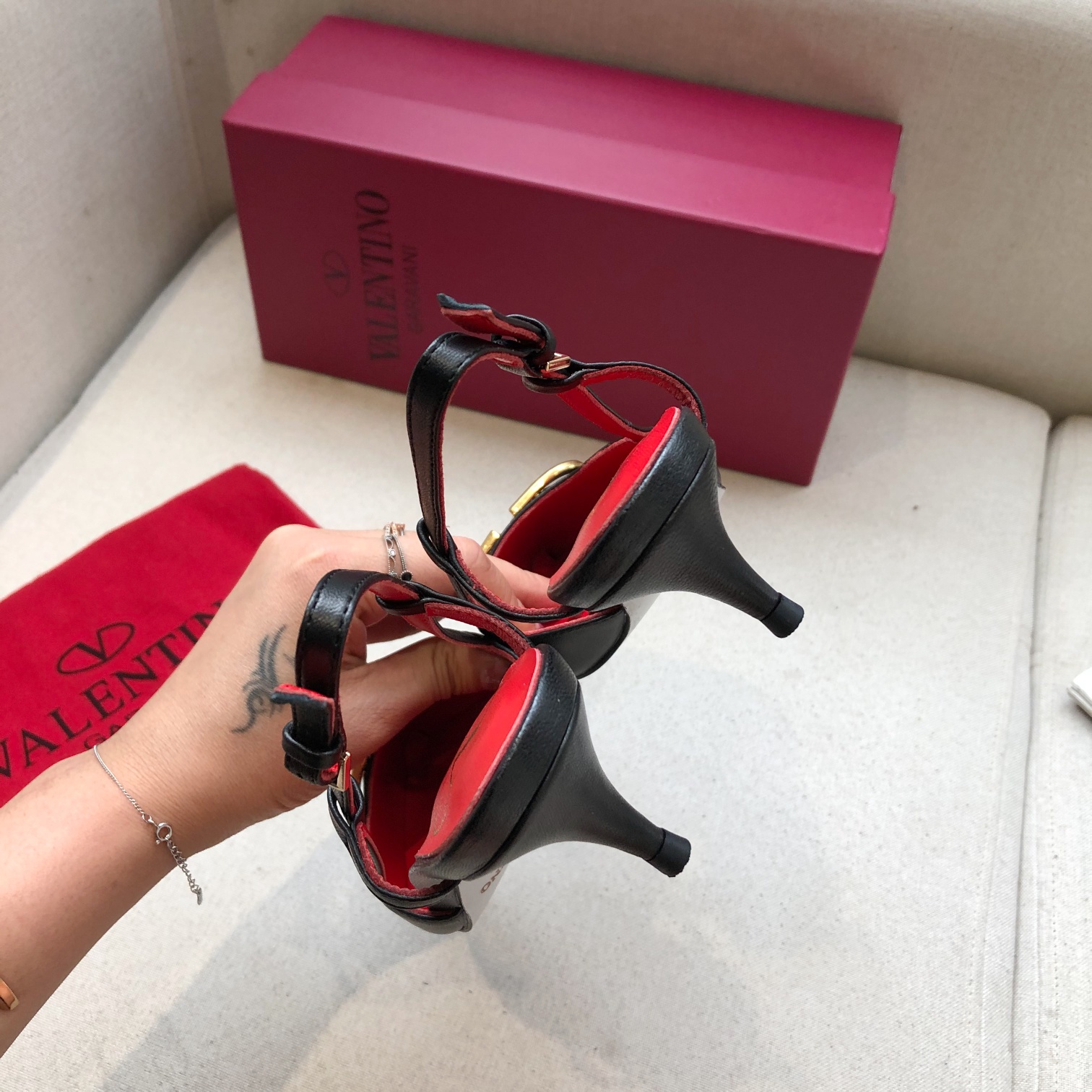 Valentino. Valentino gran hebilla v zapatos individuales contador última serie Versión genuina de lo