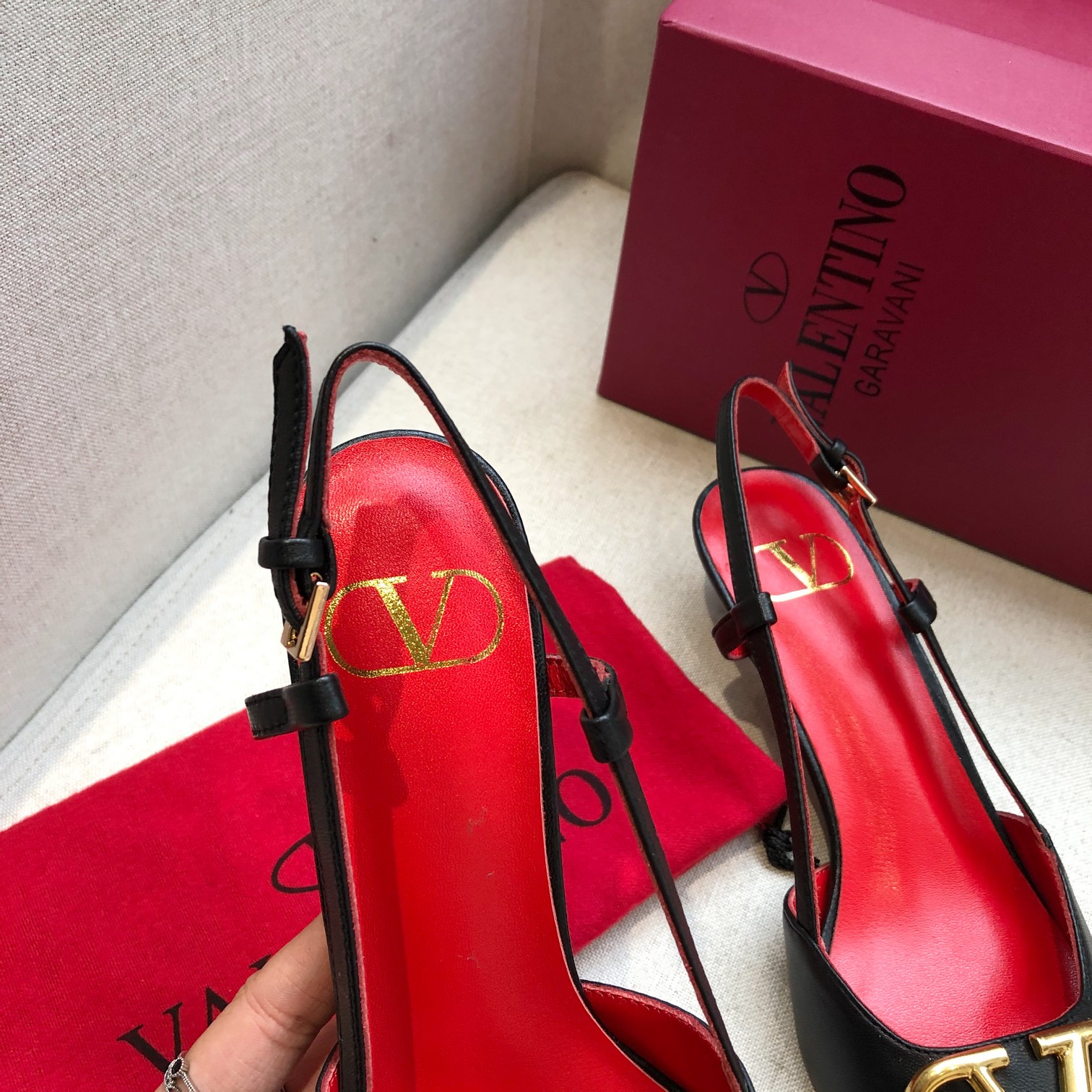 Valentino. Valentino gran hebilla v zapatos individuales contador última serie Versión genuina de lo