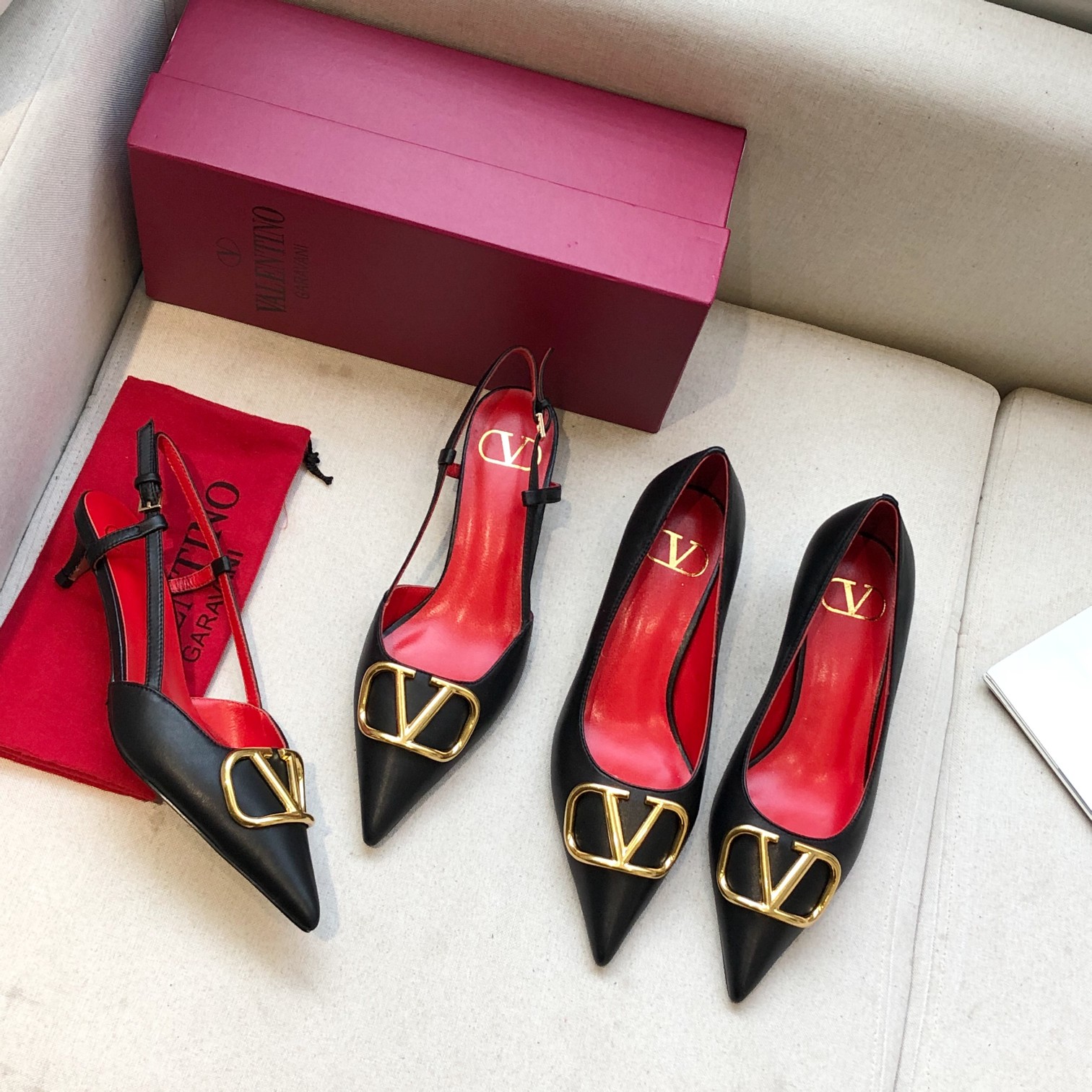 Valentino. Valentino gran hebilla v zapatos individuales contador última serie Versión genuina de lo