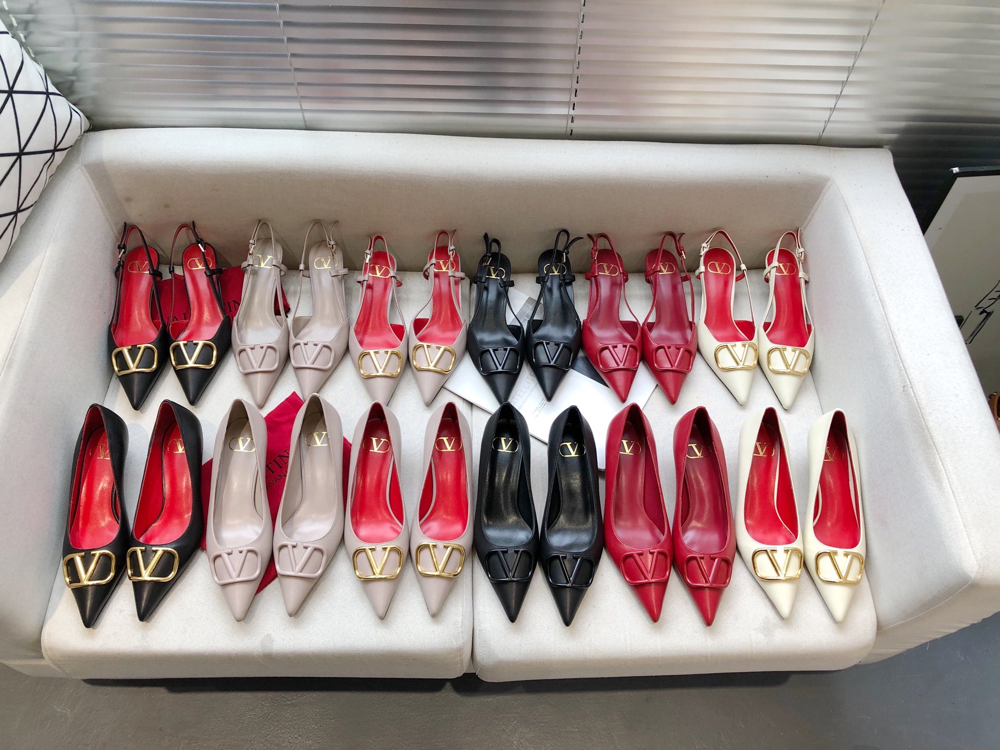 Valentino. Valentino gran hebilla v zapatos individuales contador última serie Versión genuina de lo