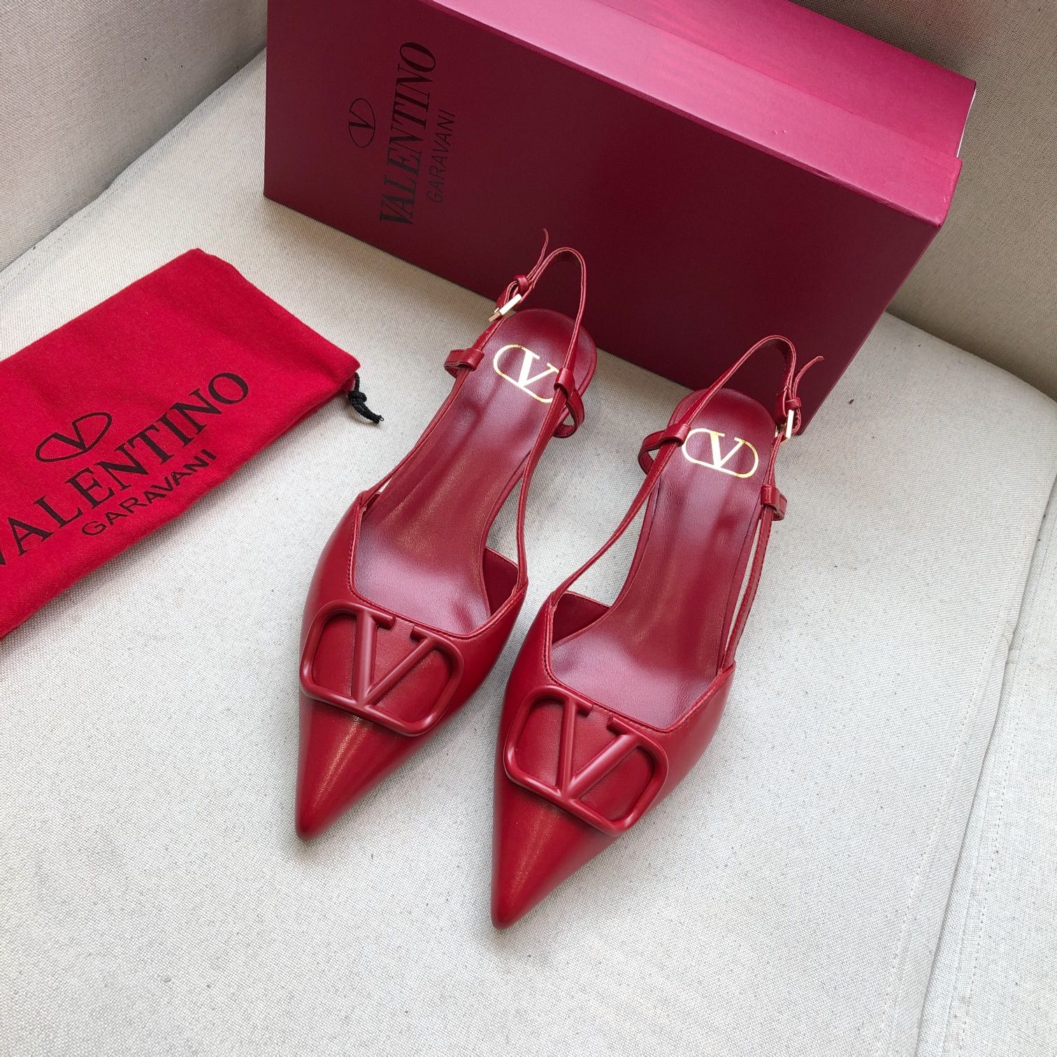 Valentino. Valentino gran hebilla v zapatos individuales contador última serie Versión genuina de lo
