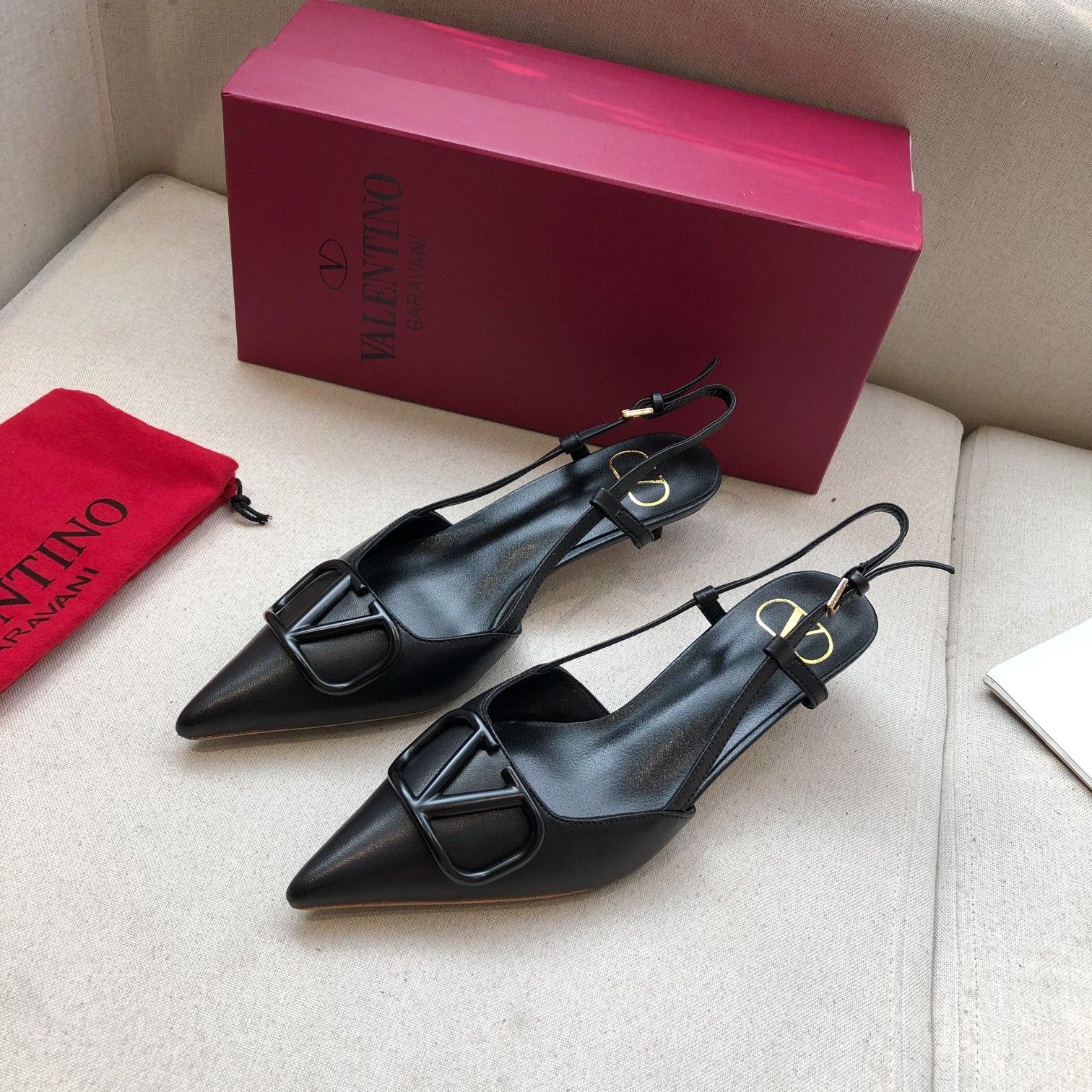 Valentino. Valentino gran hebilla v zapatos individuales contador última serie Versión genuina de lo