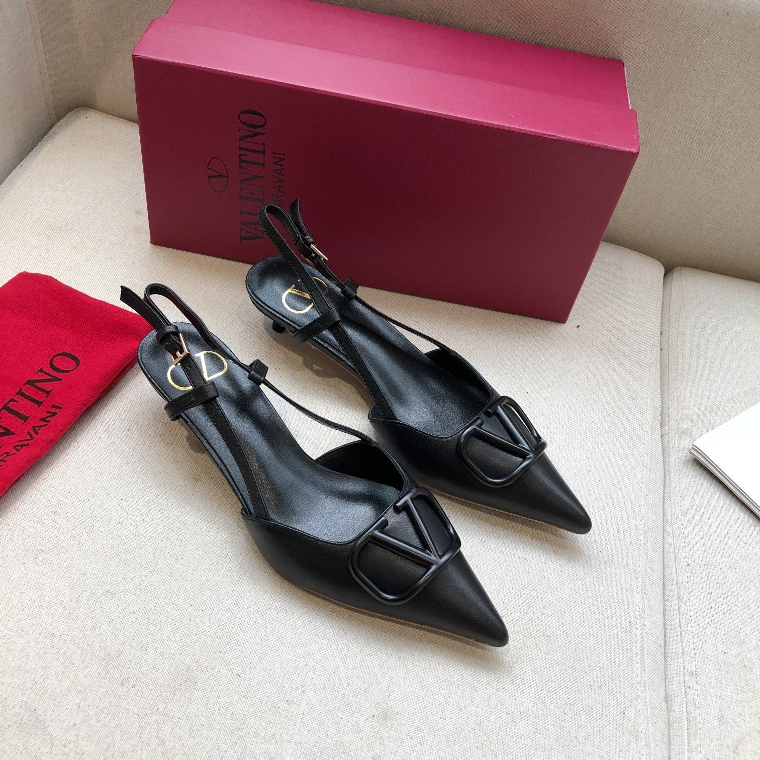 Valentino. Valentino gran hebilla v zapatos individuales contador última serie Versión genuina de lo