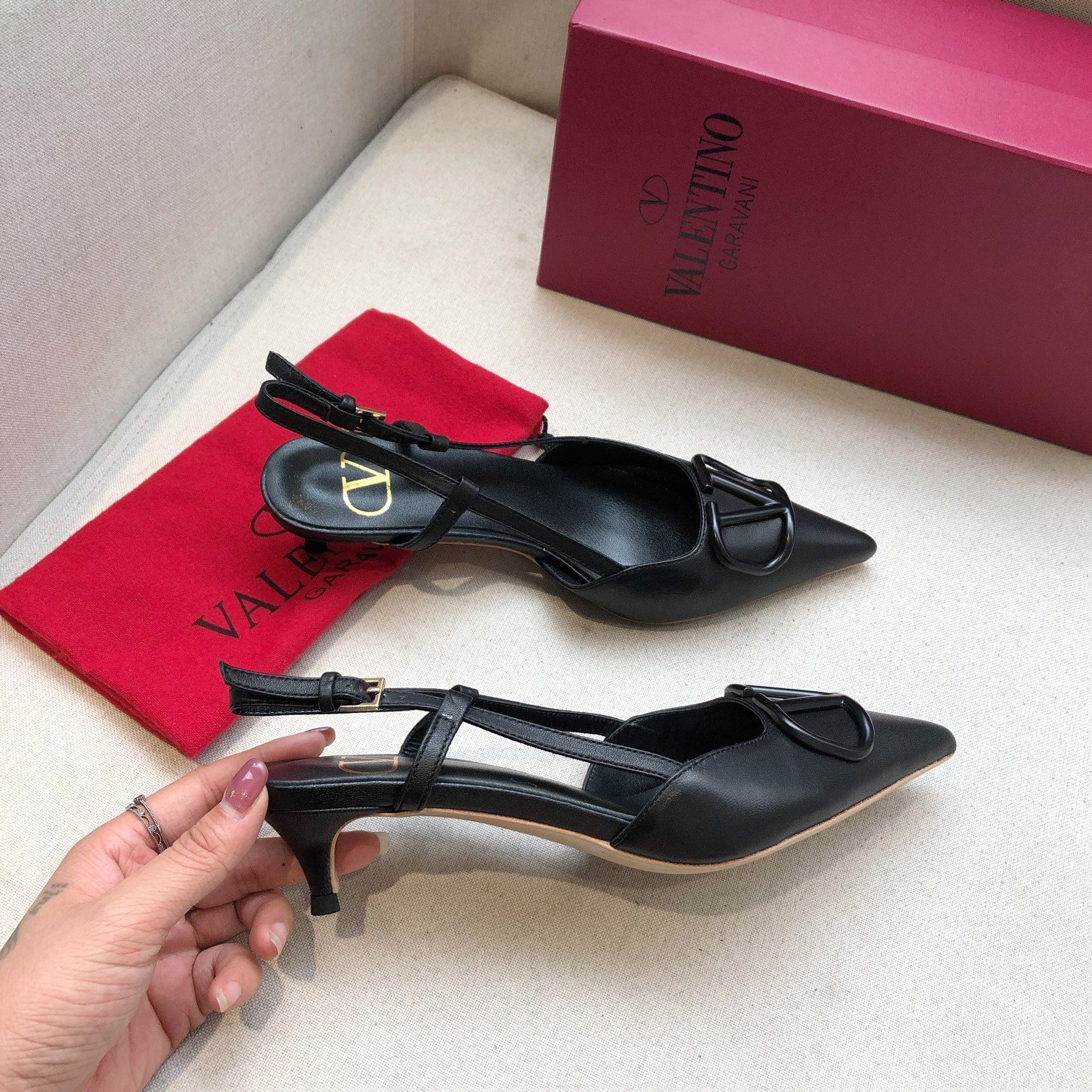 Valentino. Valentino gran hebilla v zapatos individuales contador última serie Versión genuina de lo