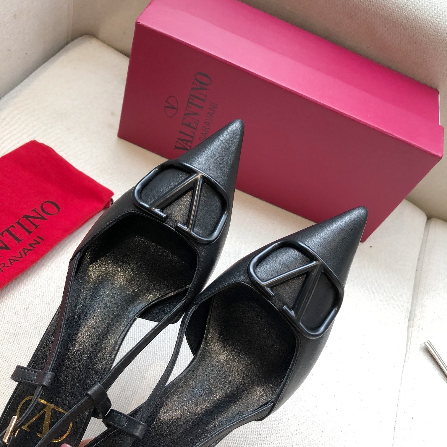 Valentino. Valentino gran hebilla v zapatos individuales contador última serie Versión genuina de lo
