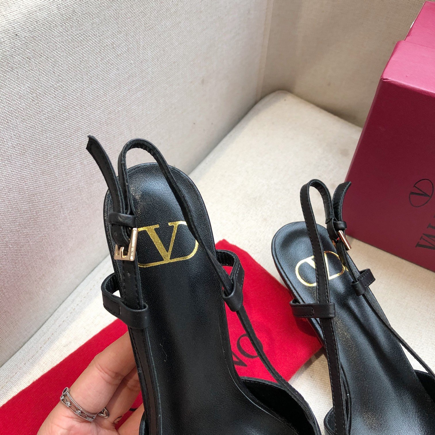 Valentino. Valentino gran hebilla v zapatos individuales contador última serie Versión genuina de lo