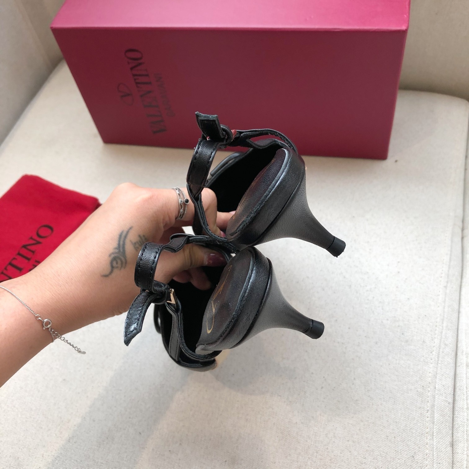 Valentino. Valentino gran hebilla v zapatos individuales contador última serie Versión genuina de lo