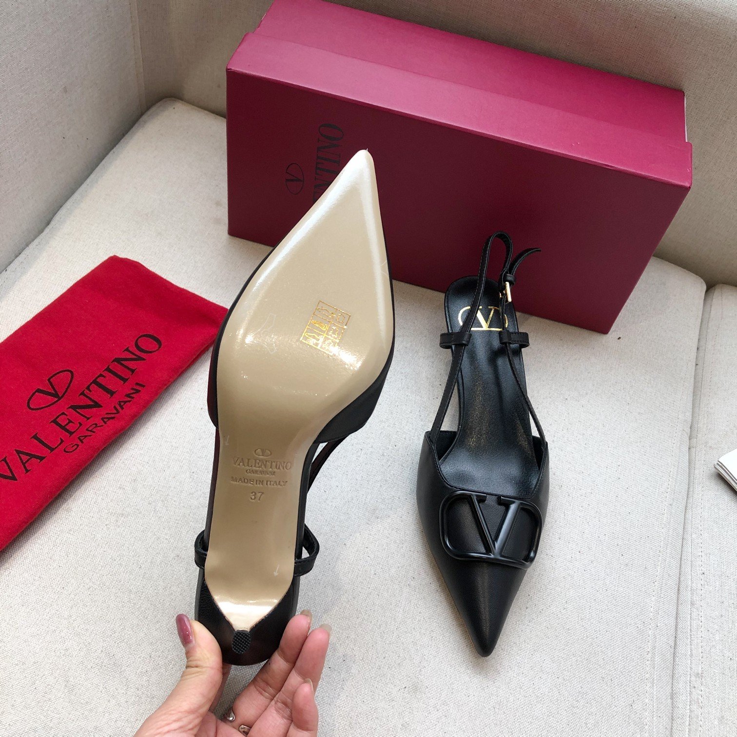 Valentino. Valentino gran hebilla v zapatos individuales contador última serie Versión genuina de lo