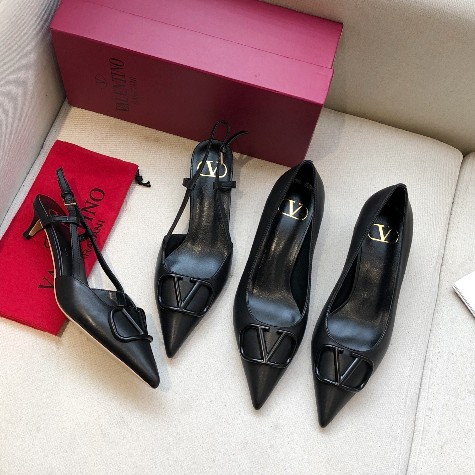 Valentino. Valentino gran hebilla v zapatos individuales contador última serie Versión genuina de lo