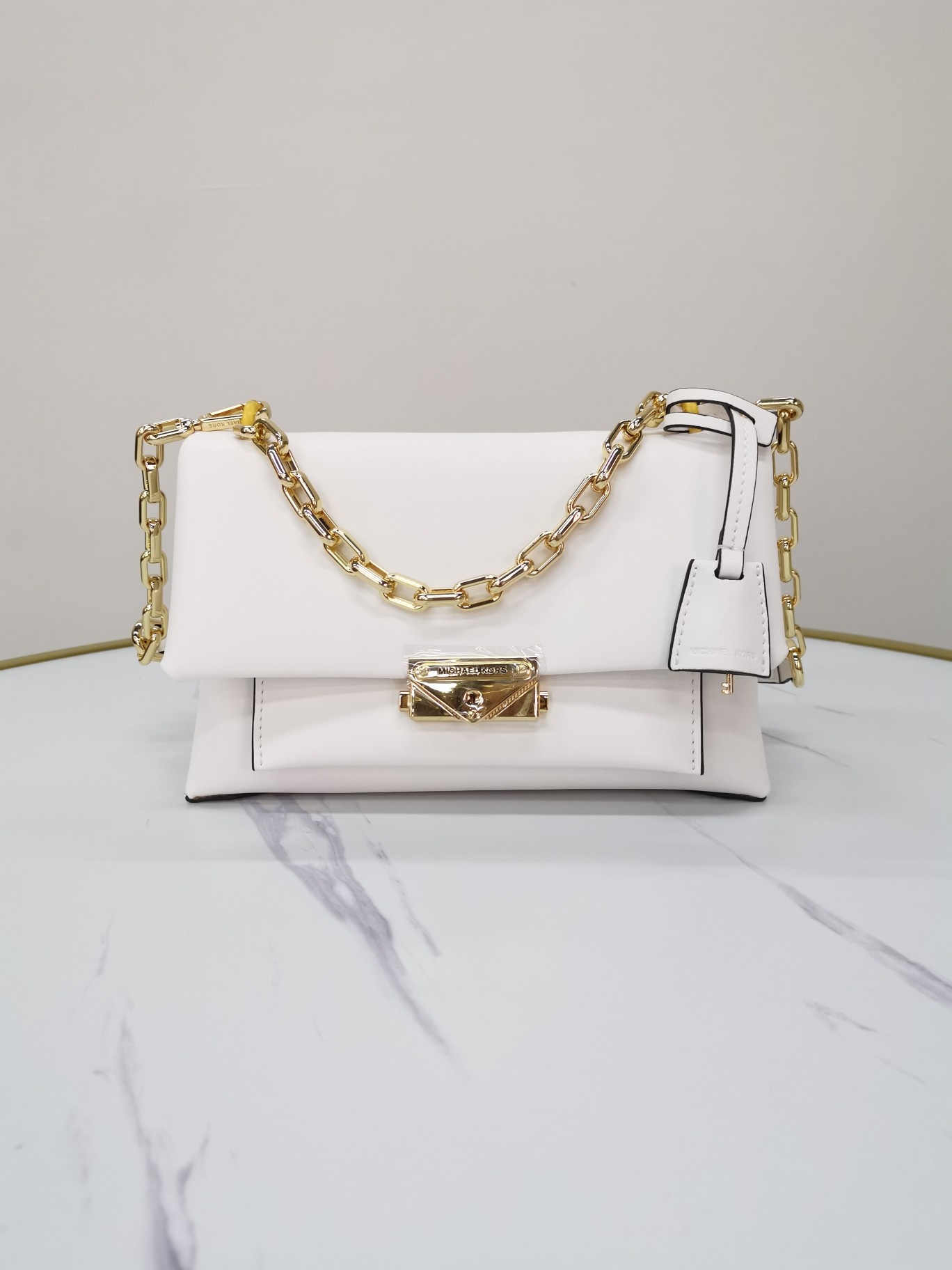 Michael Kors ～mk牛皮cece链条手提单肩包 采用简洁包型把控 感 无一丝赘余的细节设计 营造落落大方的品质感