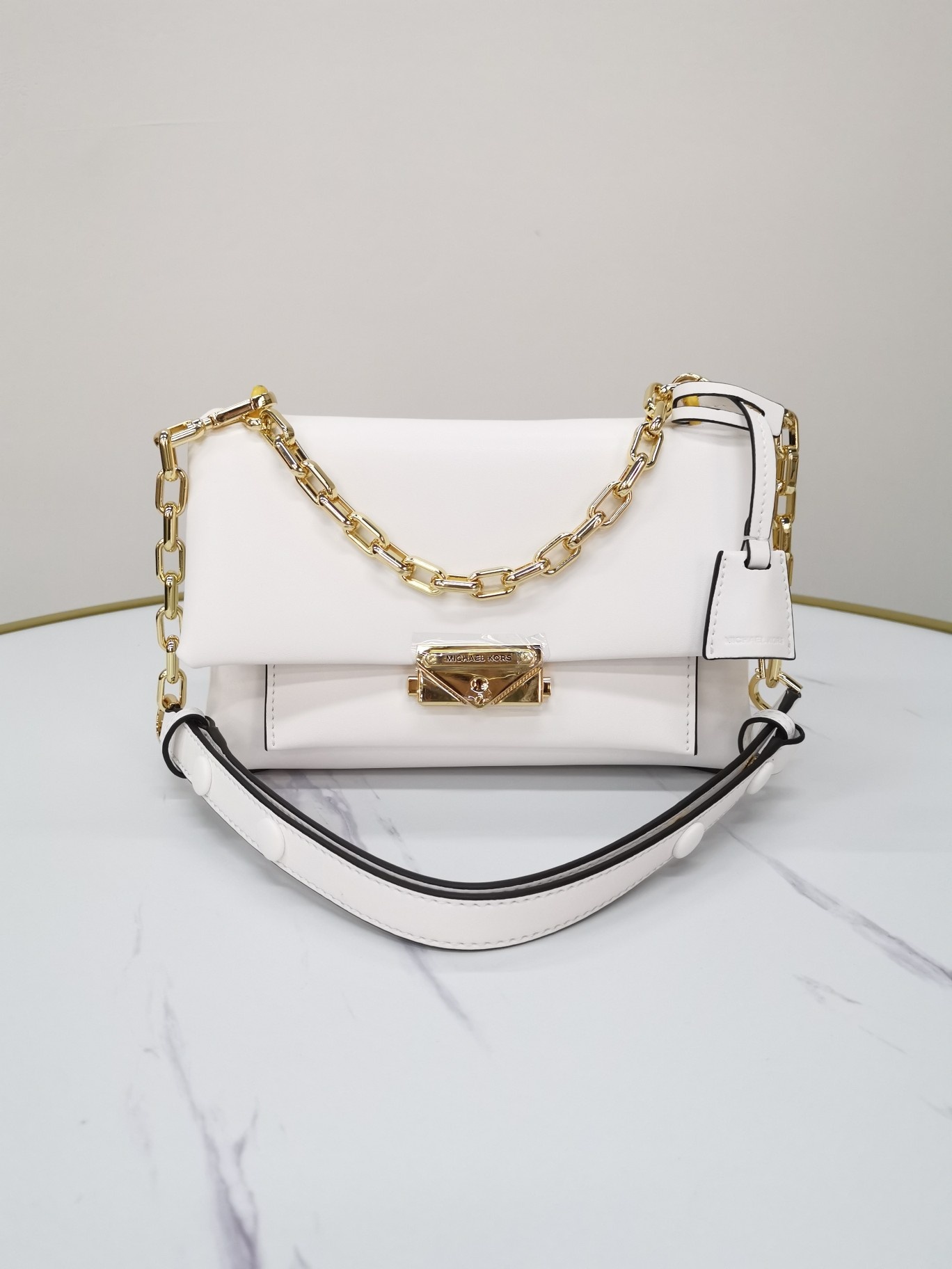 Michael Kors ～mk牛皮cece链条手提单肩包 采用简洁包型把控 感 无一丝赘余的细节设计 营造落落大方的品质感