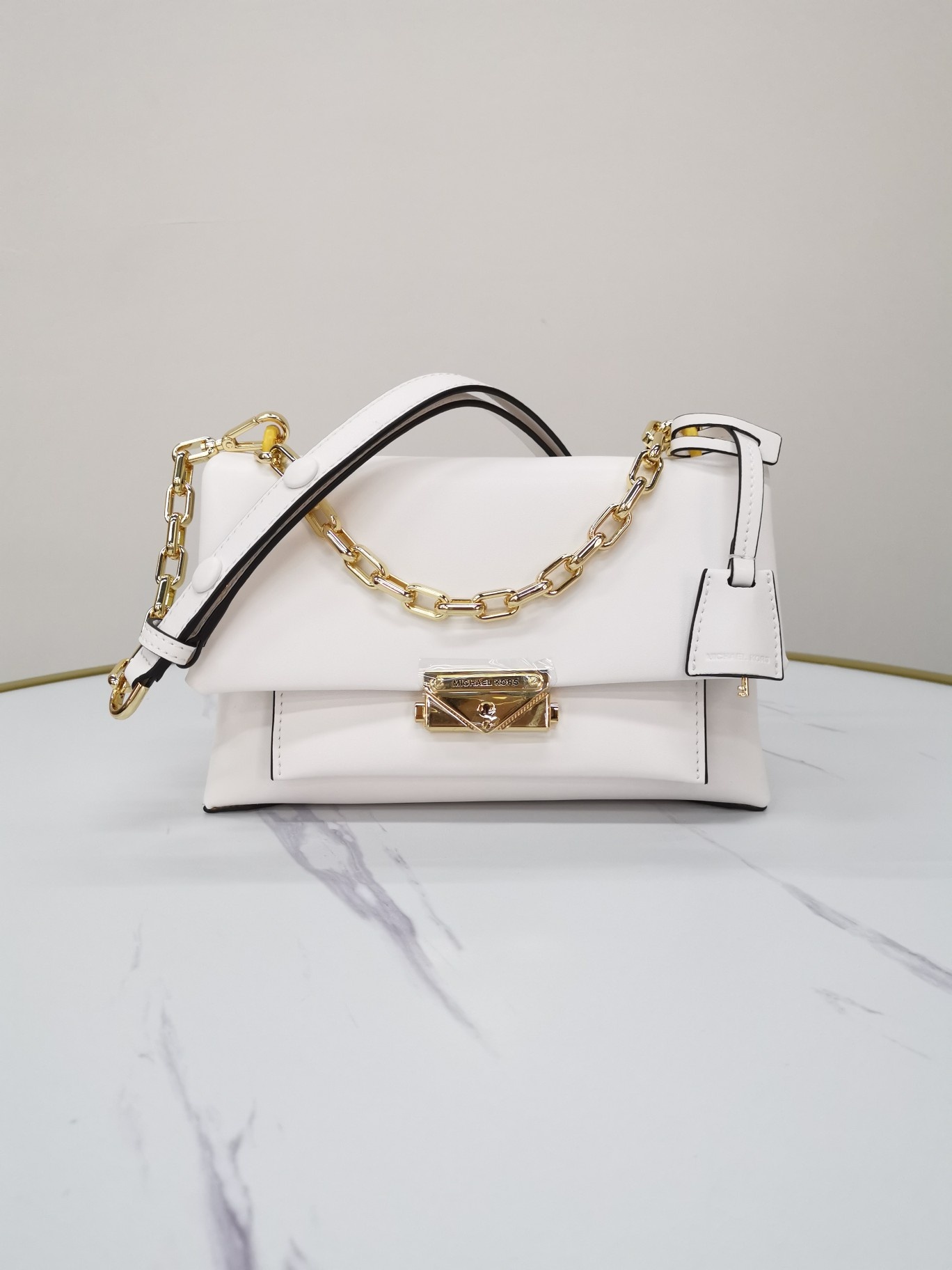 Michael Kors ～mk牛皮cece链条手提单肩包 采用简洁包型把控 感 无一丝赘余的细节设计 营造落落大方的品质感