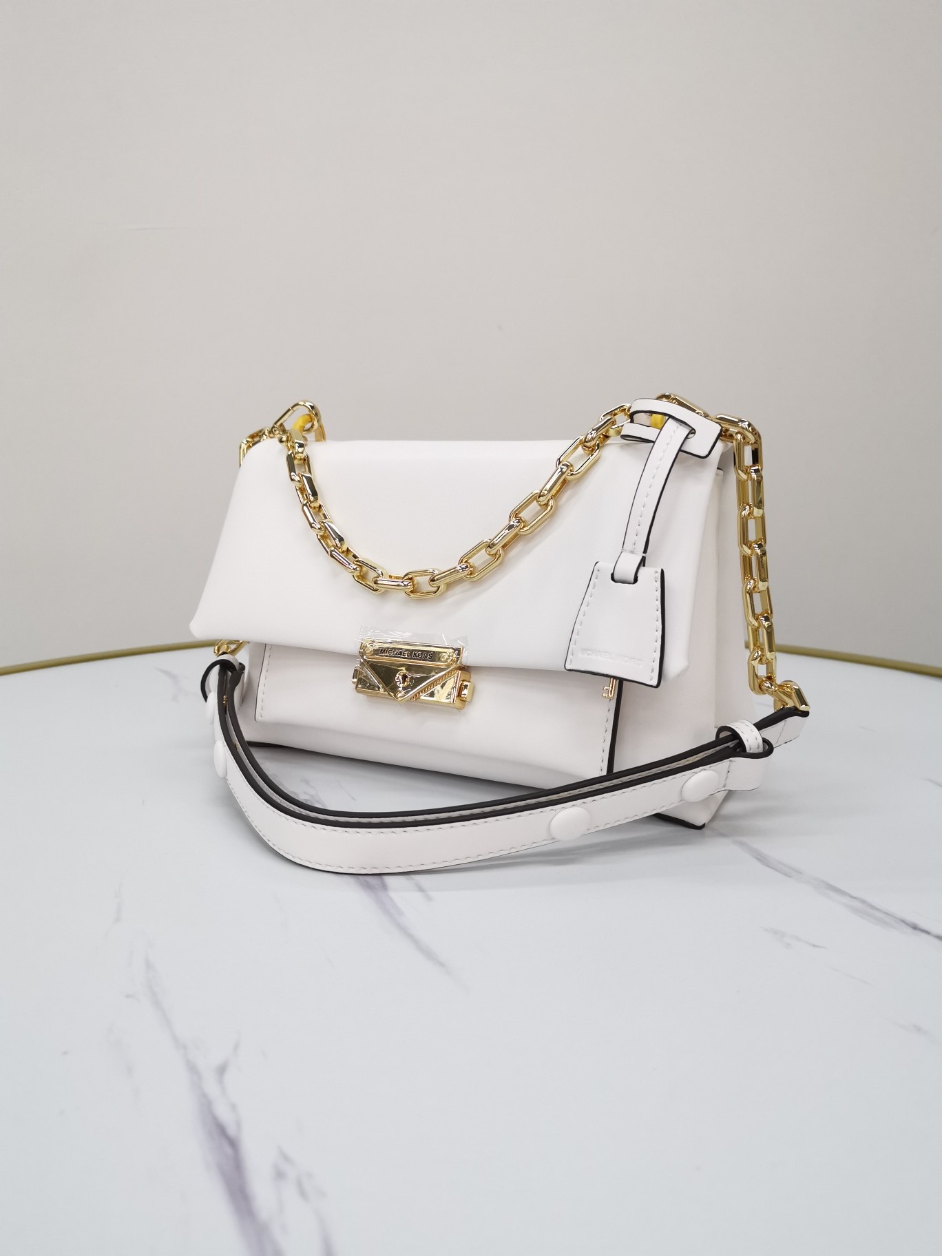 Michael Kors ～mk牛皮cece链条手提单肩包 采用简洁包型把控 感 无一丝赘余的细节设计 营造落落大方的品质感