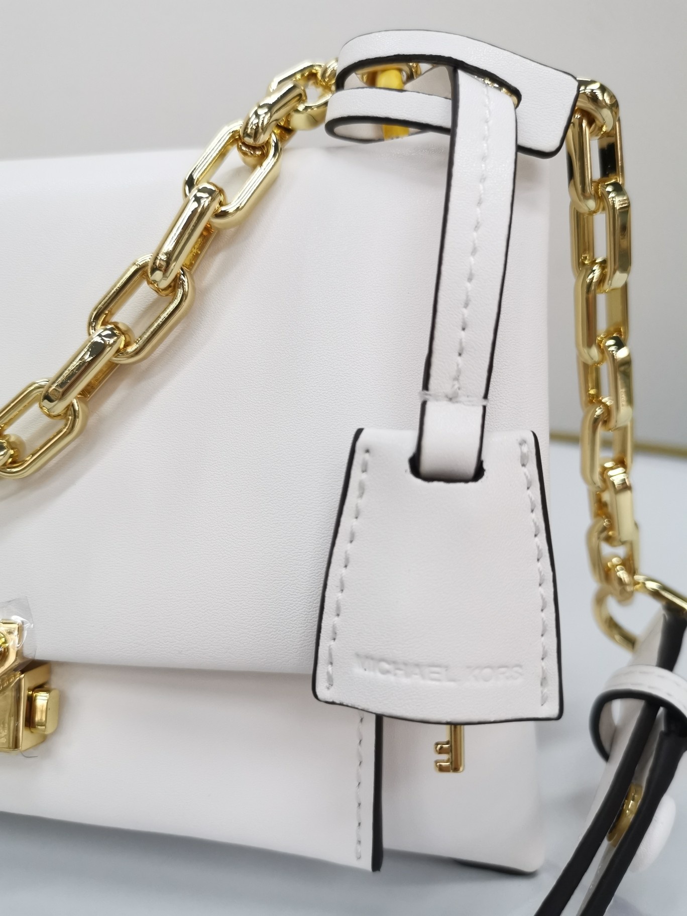 Michael Kors ～mk牛皮cece链条手提单肩包 采用简洁包型把控 感 无一丝赘余的细节设计 营造落落大方的品质感