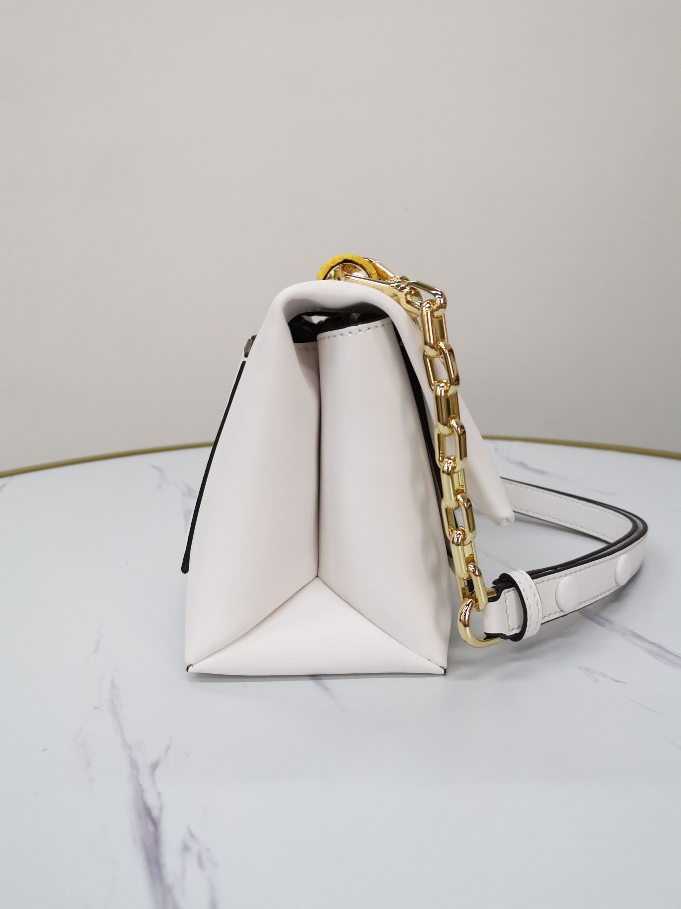 Michael Kors ～mk牛皮cece链条手提单肩包 采用简洁包型把控 感 无一丝赘余的细节设计 营造落落大方的品质感