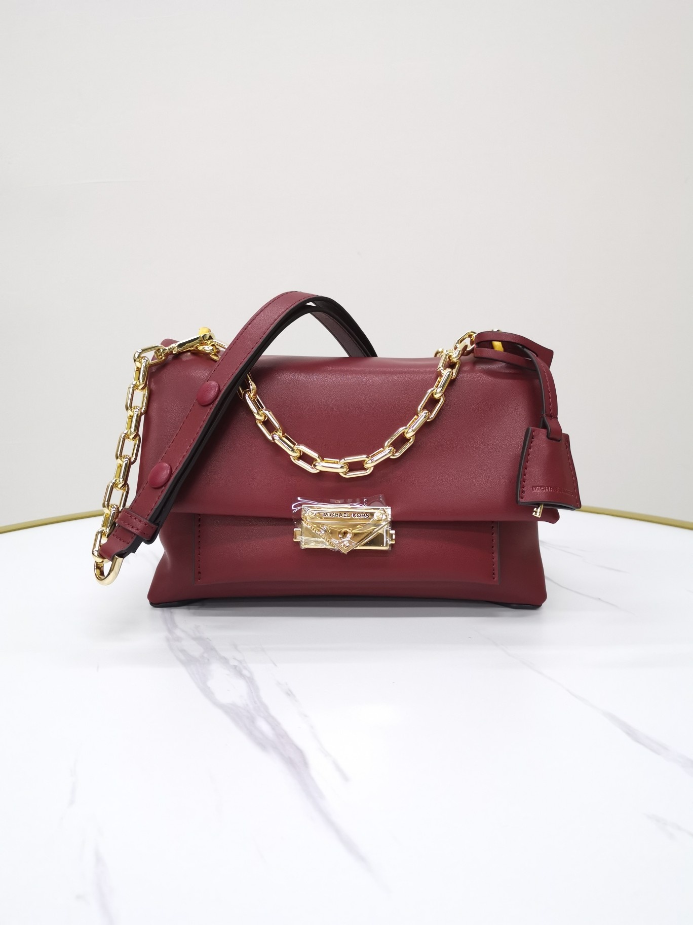 Michael Kors ～mk牛皮cece链条手提单肩包 采用简洁包型把控 感 无一丝赘余的细节设计 营造落落大方的品质感