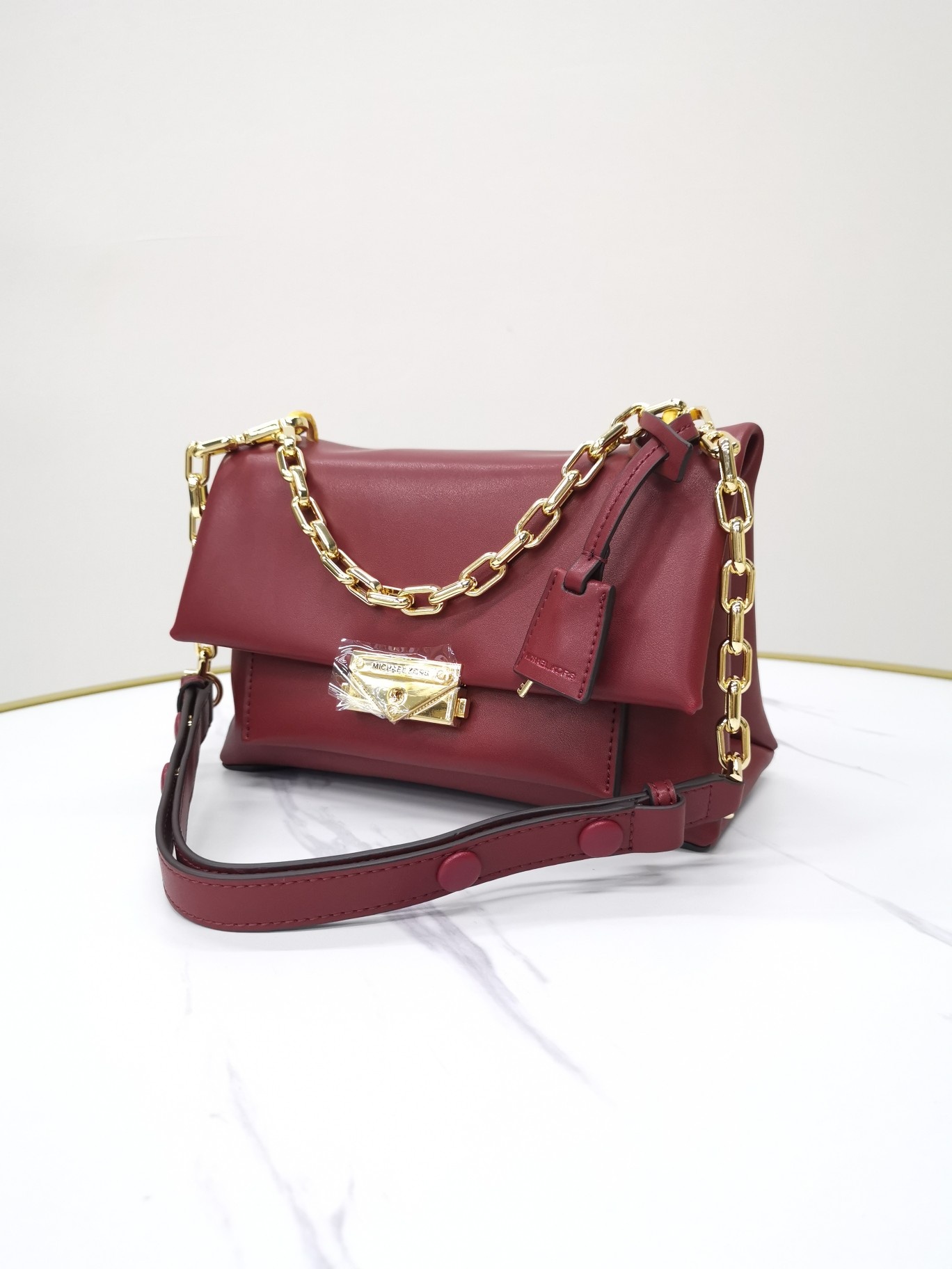 Michael Kors ～mk牛皮cece链条手提单肩包 采用简洁包型把控 感 无一丝赘余的细节设计 营造落落大方的品质感