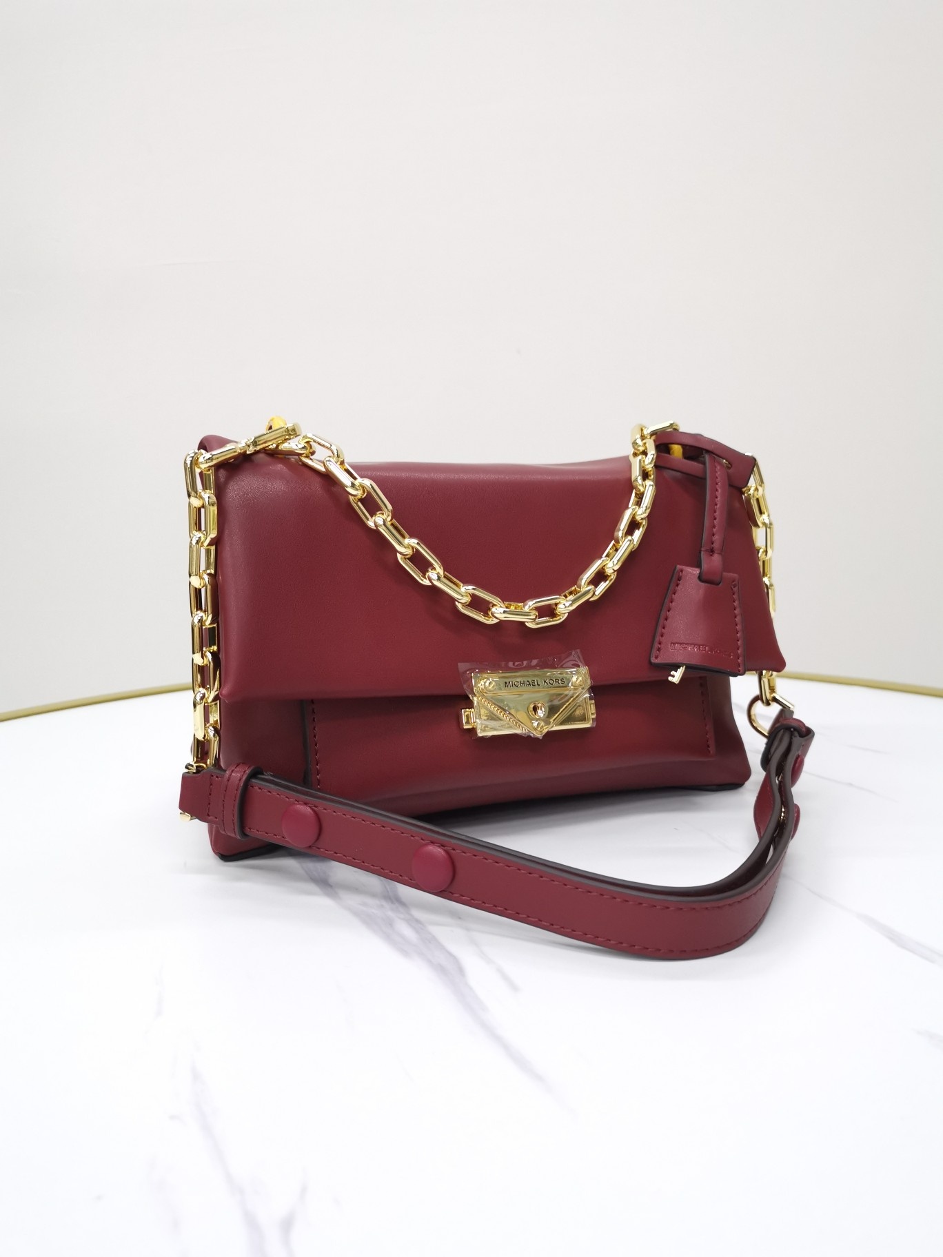 Michael Kors ～mk牛皮cece链条手提单肩包 采用简洁包型把控 感 无一丝赘余的细节设计 营造落落大方的品质感