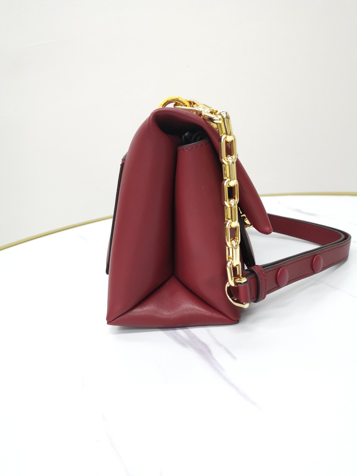 Michael Kors ～mk牛皮cece链条手提单肩包 采用简洁包型把控 感 无一丝赘余的细节设计 营造落落大方的品质感