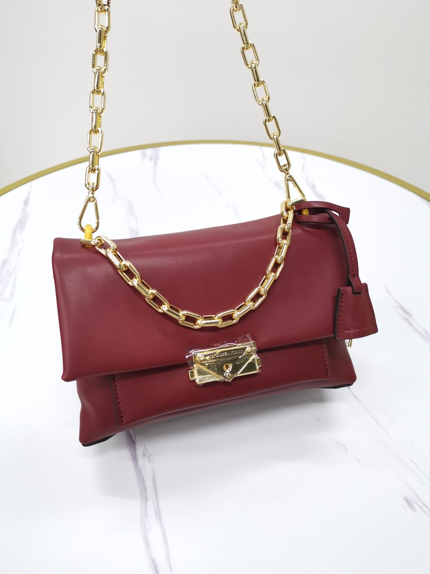 Michael Kors ～mk牛皮cece链条手提单肩包 采用简洁包型把控 感 无一丝赘余的细节设计 营造落落大方的品质感