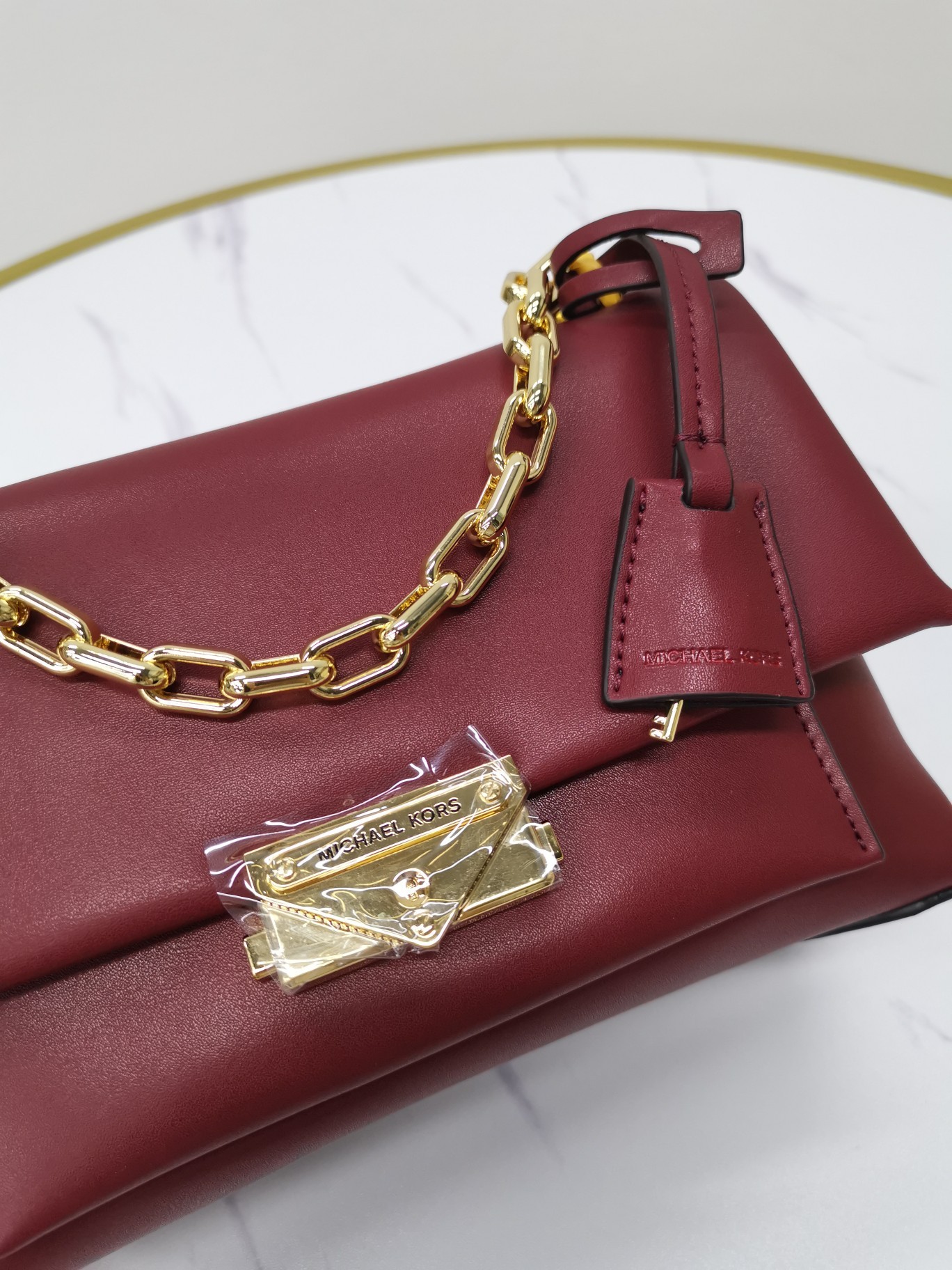 Michael Kors ～mk牛皮cece链条手提单肩包 采用简洁包型把控 感 无一丝赘余的细节设计 营造落落大方的品质感