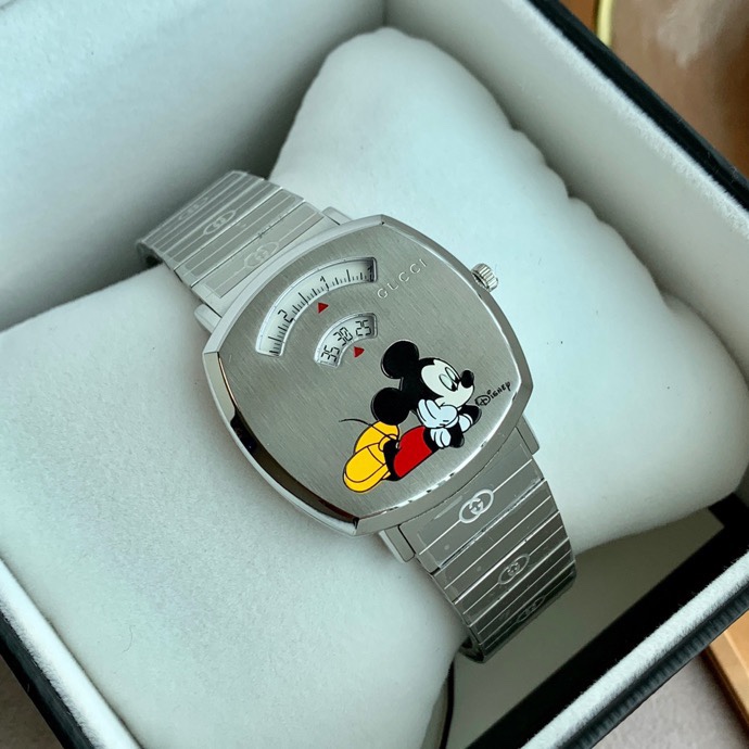 NO:388789,Gucci grip×Disney Mickey Mouse Quartz watch, this year, this year, has made Mickey Mouse's popularity soaring, and various brands have joined together. I really love the watches of this series of Grip!  Want to own every piece!  A Mickey Mouse is lying on the clean and neat dial. Disney fans must buy it!  Mickey wears it on her hands to make joy come at your fingertips. The dial is 38mm, and both men and women can use it. You can buy it as a couple watch. In addition, Mickey Mouse's eyes are luminous, original, equipped with a full set of packaging, the first choice for gifts!  ,gucci,gucci19860909古驰 Gucci grip×Disney米老鼠石英腕表,今年这个鼠年把米老鼠的热度炒到天上去了,各种品牌联名加身.真的爱死Grip这个系列的手表啦！每一块都想拥有！干净利落的表盘趴着一只米老鼠,迪士尼粉们一定一定要入手！米奇戴在手上,让欢乐随手而至.表盘尺寸38mm,男女都可以上手,完全可以买来做情侣表,另外米老鼠的眼睛是夜光的喔,原厂出品,配全套包装,送礼首选！,,gucci,gucci,Watch