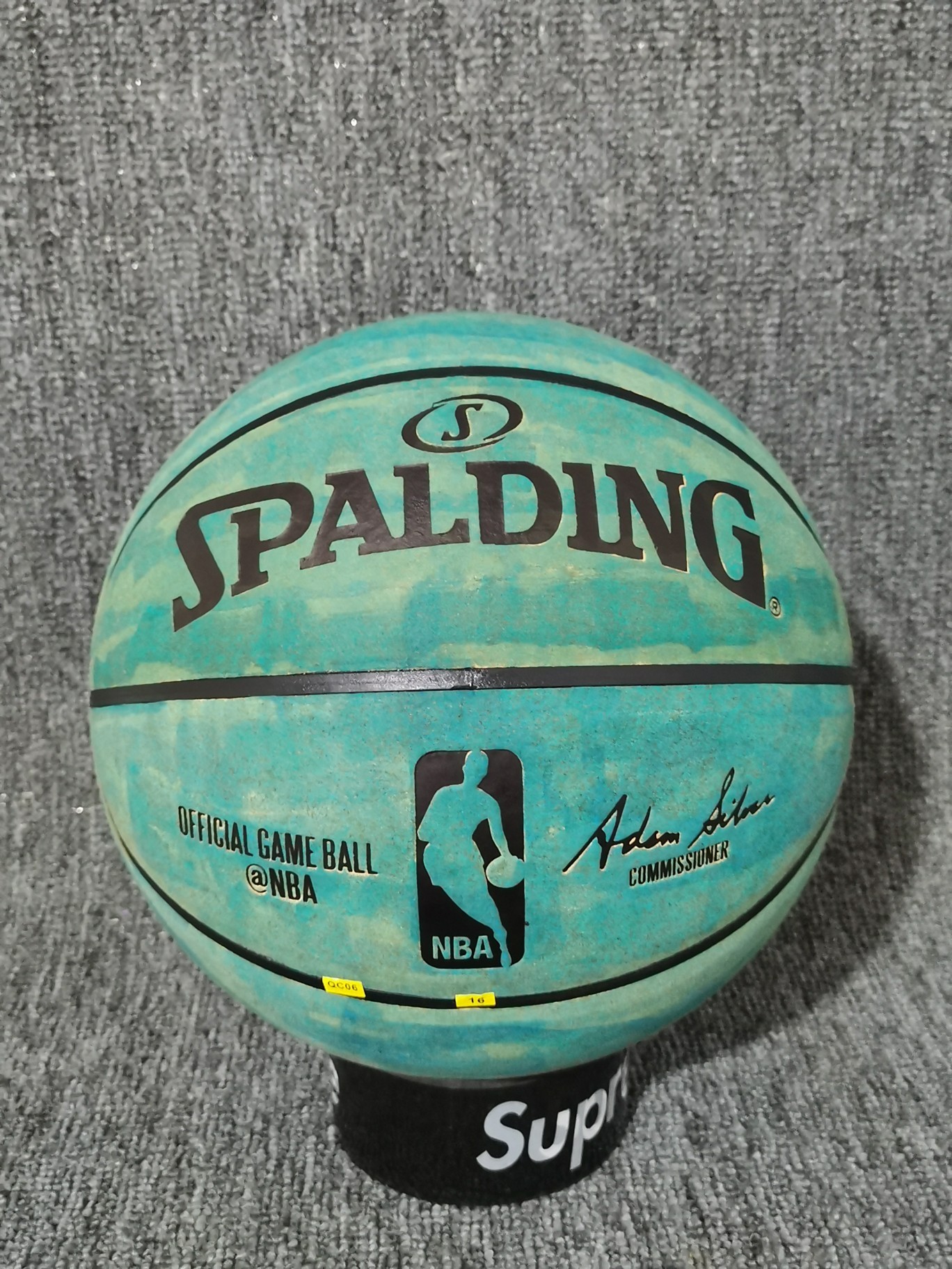 本地自取150
【亚马逊专供】港版SPALDING篮球NBA官方职业比赛用球室内牛皮篮球男子7号篮球，便宜好货，正品带防伪标。
型号:74-569Y
材质:【防滑超纤牛皮】
品名:NBA比赛用球
系列:经典系列 
规格:7号（标准球 ）
场地:适合室内室外
🔥🔥🔥
赠品：气筒+球袋+2球针+网兜 。
—————————————
🏀正品篮球🏀官方防伪🏀品质保证🏀
另售：
———————————————
斯伯丁球包，另，加25元。
———————————————
🔥🔥注意事项🔥🔥:

充气前请充分湿润球针，用肥皂水为佳，防止气门受损，造成气门漏气。

本地现货！！有量有价！！支持代发！！