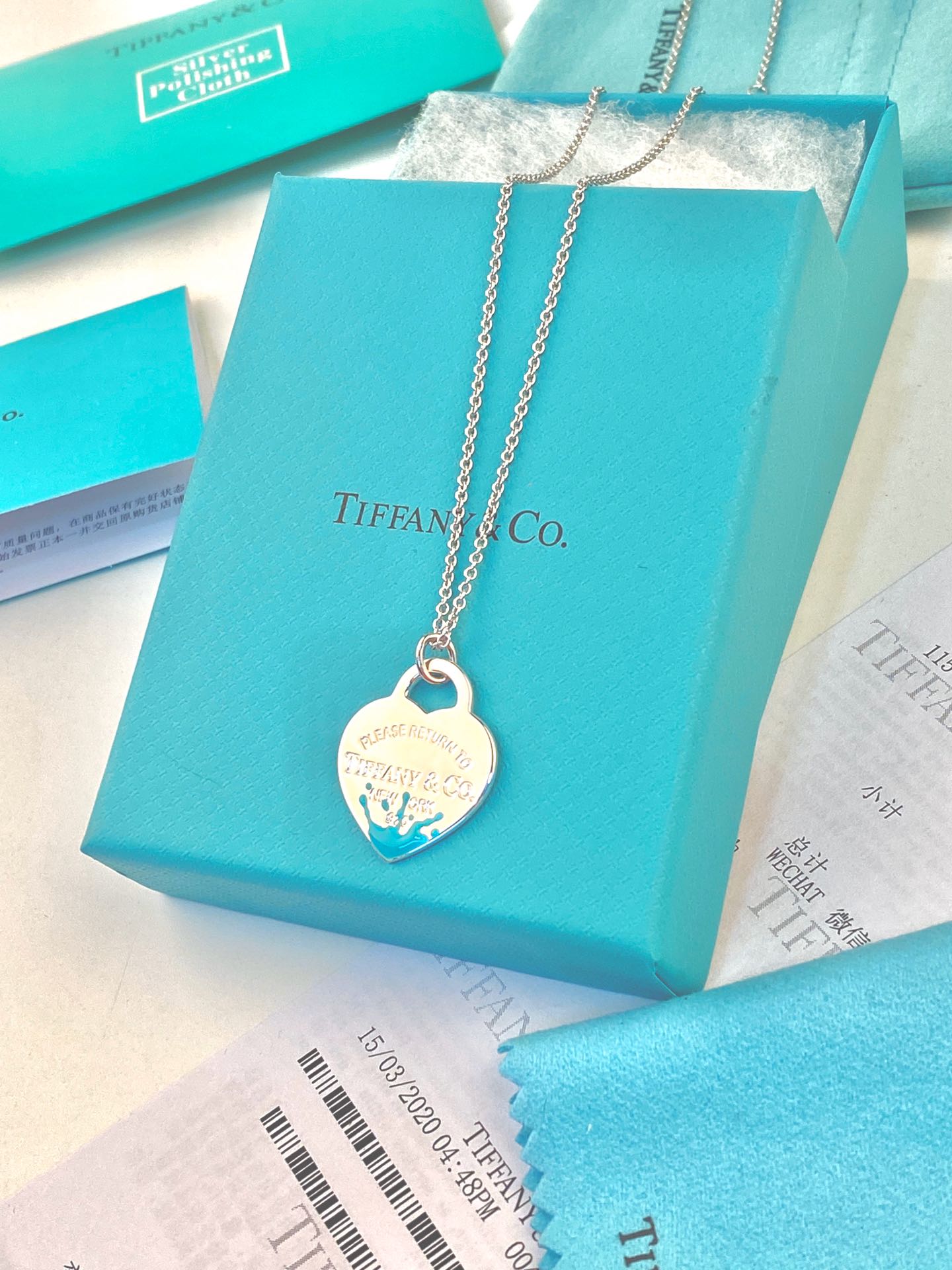 NO:102366,Tiffany Colored Big Heart Brand Necklace This necklace unexpectedly reverses tradition and is delicate and playful. Return to Tiffany pendant. A touch of Tiffany Blue adds style to this iconic design. Material is sterling silver, and the size is 40 5CM adjustable!  With Tiffany Blue enamel coating!  This design is recognizable at a glance with the legendary Tiffany Blue color enamel coating, implementing the essence of the brand since its founding in 1837!  The counter is genuine price 2680, Tiffany necklace, tiffany, necklace, pure silver19860909蒂芙尼彩色大心牌项链 这款项链出其不意地反转传统,细腻玩味经典 Return to Tiffany 吊饰. 一抹 Tiffany Blue 为此标志性设计增添格调. 材质纯银,尺寸40 5CM可调节！配以 Tiffany Blue 珐琅涂层！ 这款设计配以传奇的 Tiffany Blue 色彩珐琅涂层 一眼就能被认出,贯彻品牌自 1837 年创立以来的精髓！专柜正品价2680,蒂芙尼项链,tiffany,necklace,pure silver,Jewelry