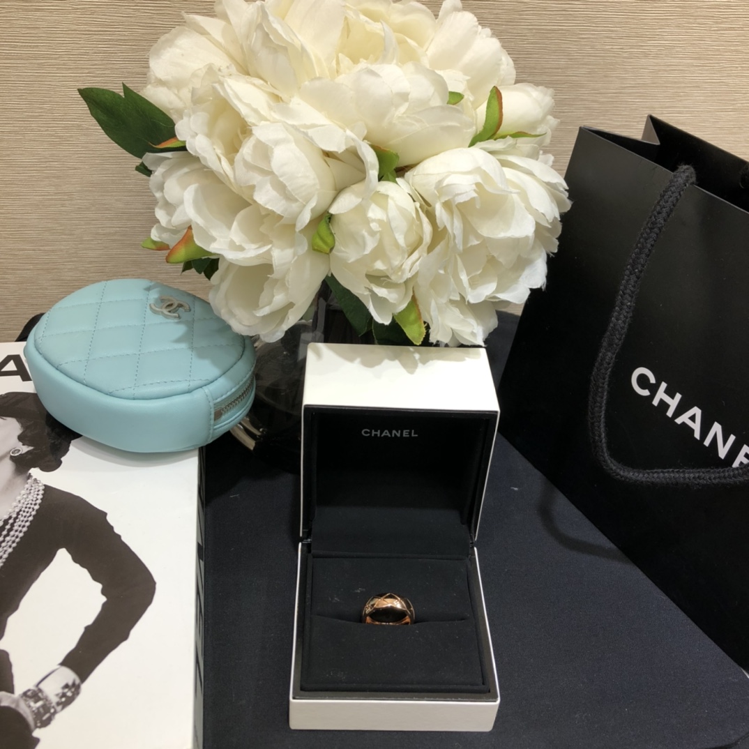 NO:635822,88200. A single Wang Yibo same style Chanel jewelry series rose gold & silver coco crush wide diamond pattern ring z18k real gold public price 2W real gold craftsmanship different from the market version mix and match, very high-end, chanel, ring, Cartier high-end jewelry1986090988200.单个王一博同款 香奈儿珠宝系列 玫瑰金&银色coco crush 菱格纹宽版戒指 z18k真金 公价2W 真金工艺 区别市面版本 混搭叠戴都很高级,,chanel,ring,卡迪亚高端饰品,Jewelry