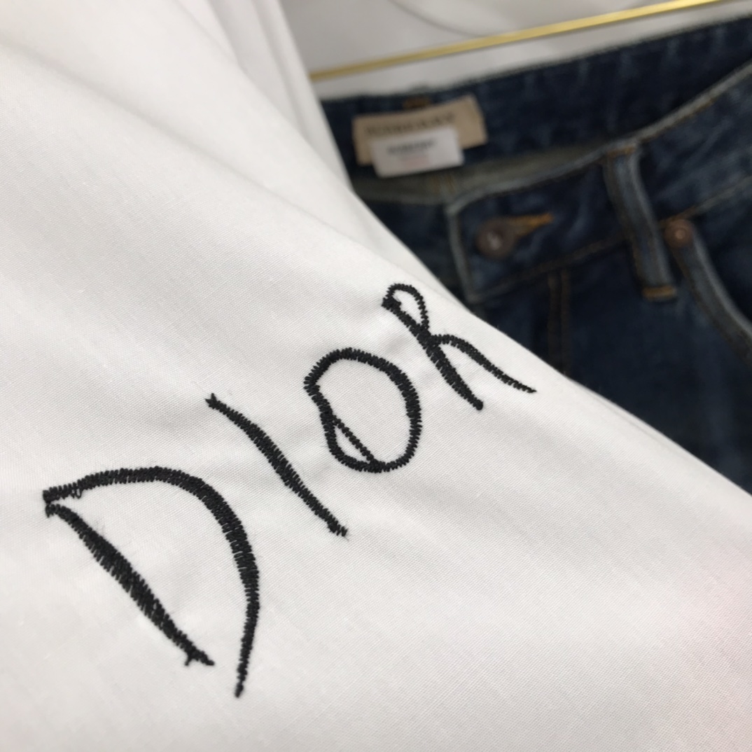 DIO 绣花Logo纯色全棉衬衫经典衣领，正面暗纽扣、前后字母刺绣、客供专柜全棉面料、正常版型，珍珠母贝