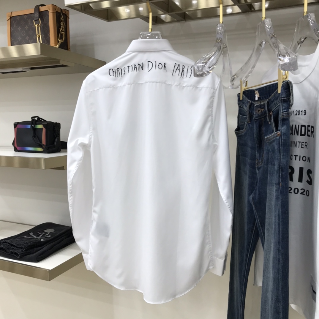 DIO 绣花Logo纯色全棉衬衫经典衣领，正面暗纽扣、前后字母刺绣、客供专柜全棉面料、正常版型，珍珠母贝