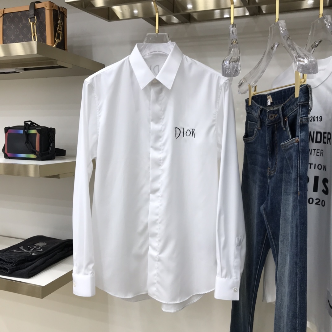DIO 绣花Logo纯色全棉衬衫经典衣领，正面暗纽扣、前后字母刺绣、客供专柜全棉面料、正常版型，珍珠母贝