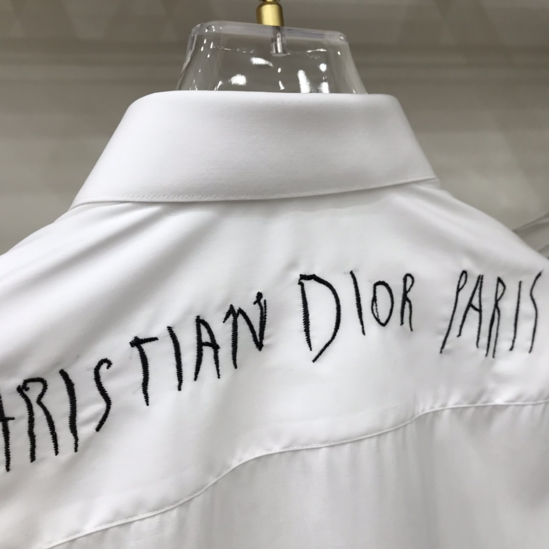 DIO 绣花Logo纯色全棉衬衫经典衣领，正面暗纽扣、前后字母刺绣、客供专柜全棉面料、正常版型，珍珠母贝