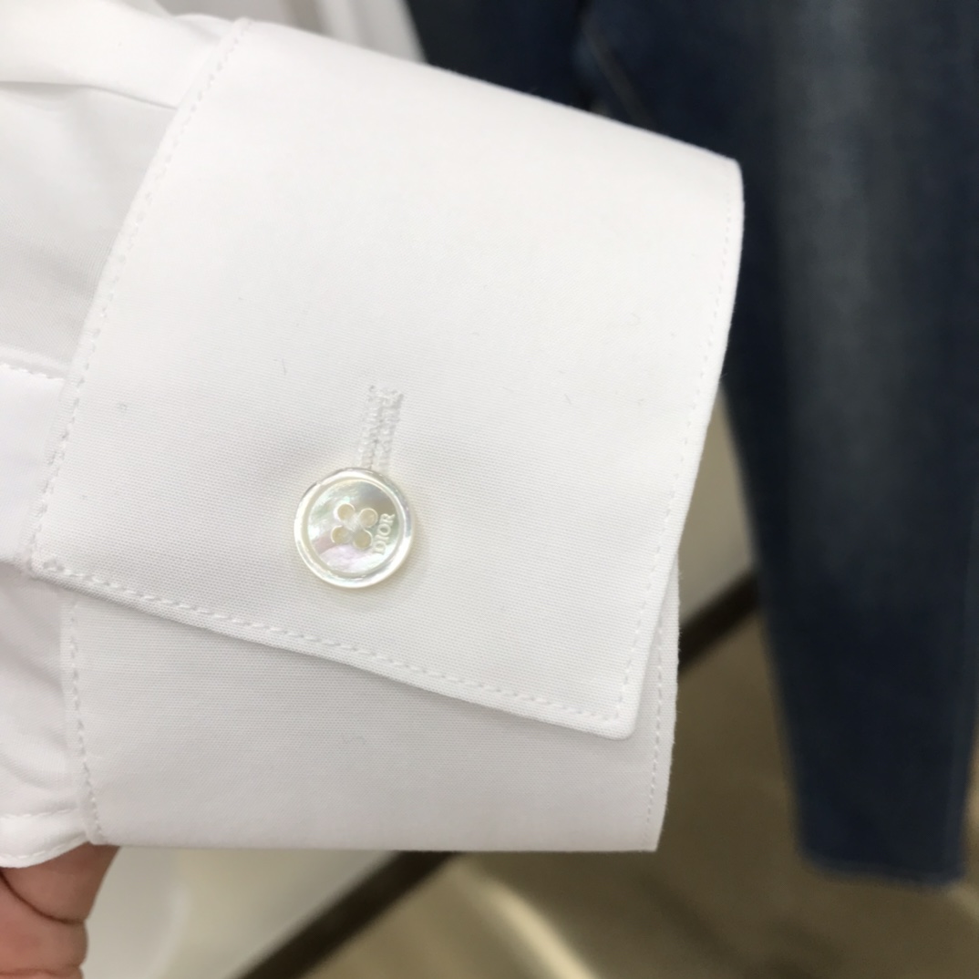 DIO 绣花Logo纯色全棉衬衫经典衣领，正面暗纽扣、前后字母刺绣、客供专柜全棉面料、正常版型，珍珠母贝