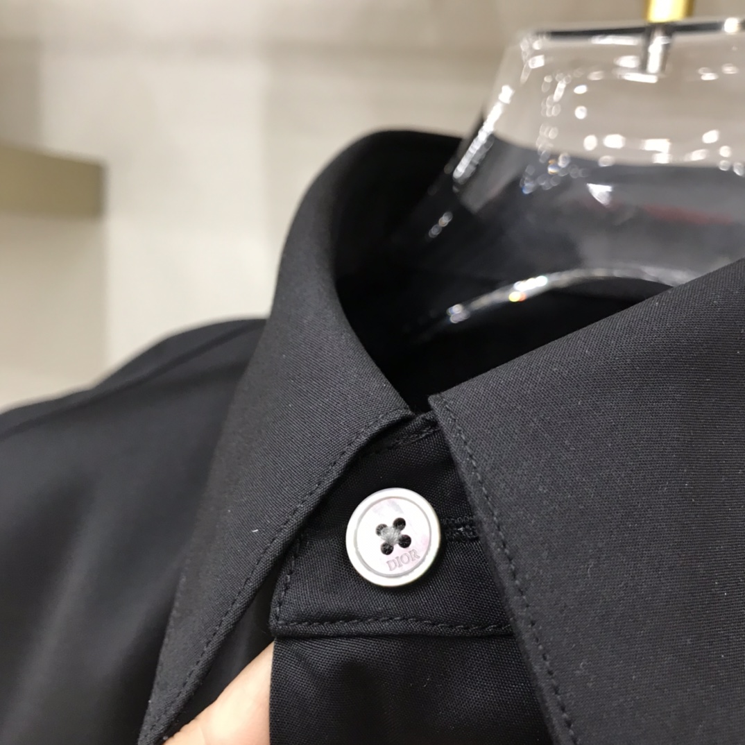 秋冬 DIO 绣花Logo纯色全棉衬衫经典衣领，正面暗纽扣、前后字母刺绣、客供专柜全棉面料、正常版型，珍