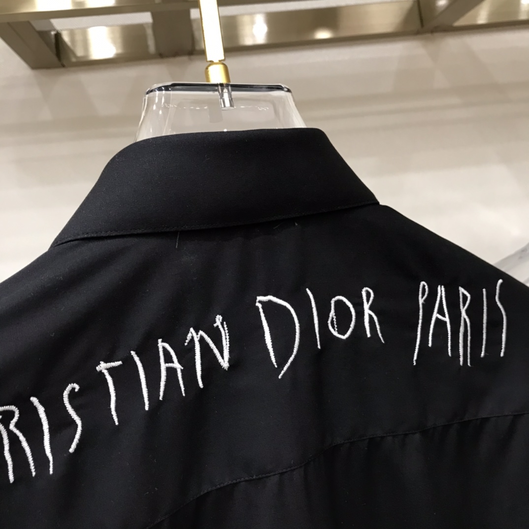 秋冬 DIO 绣花Logo纯色全棉衬衫经典衣领，正面暗纽扣、前后字母刺绣、客供专柜全棉面料、正常版型，珍